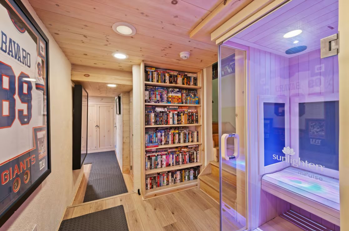 Espacios interiores donde el arte contemporáneo, como las piezas de Gufram, conviven con el diseño residencial. (Imagen Ilustrativa Infobae)