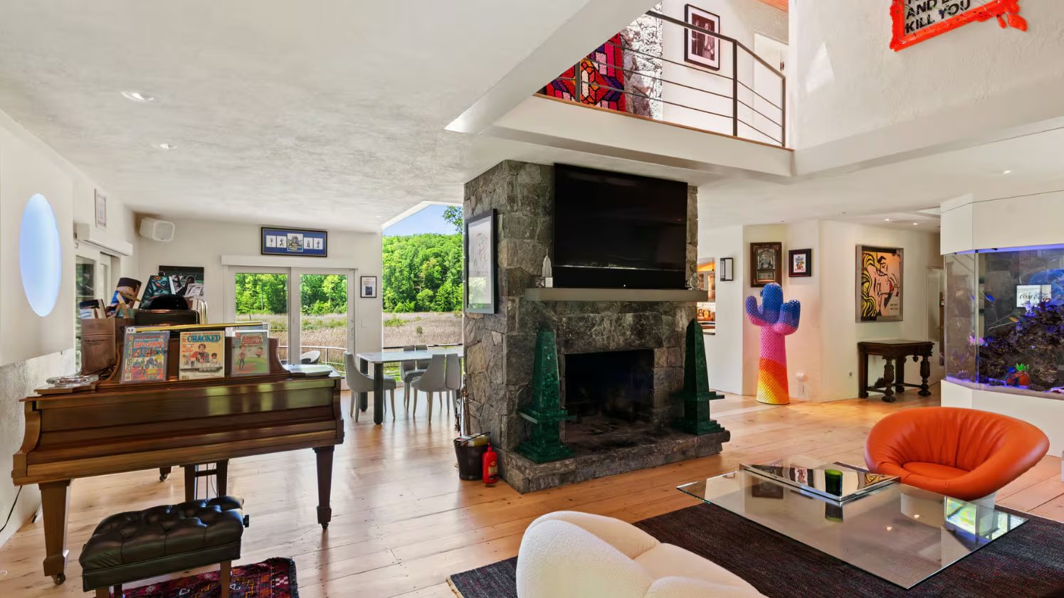 Espacio de comedor con obras originales de artistas internacionales, integradas al diseño interior.