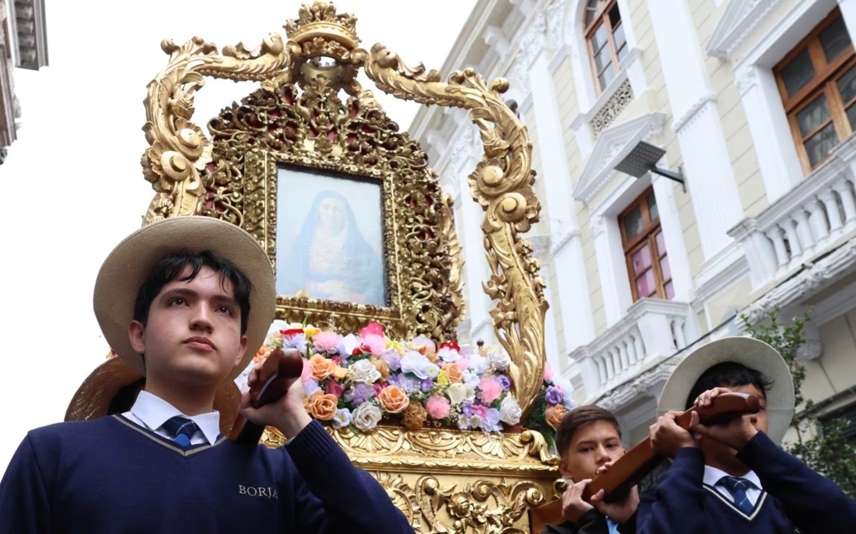Los estudiantes del Colegio San Gabriel llevaron en hombros el cuadro original en una procesión que recorrió el Centro Histórico de Quito en conmemoración de los 120 años del prodigio. (Colegio San Gabriel)
