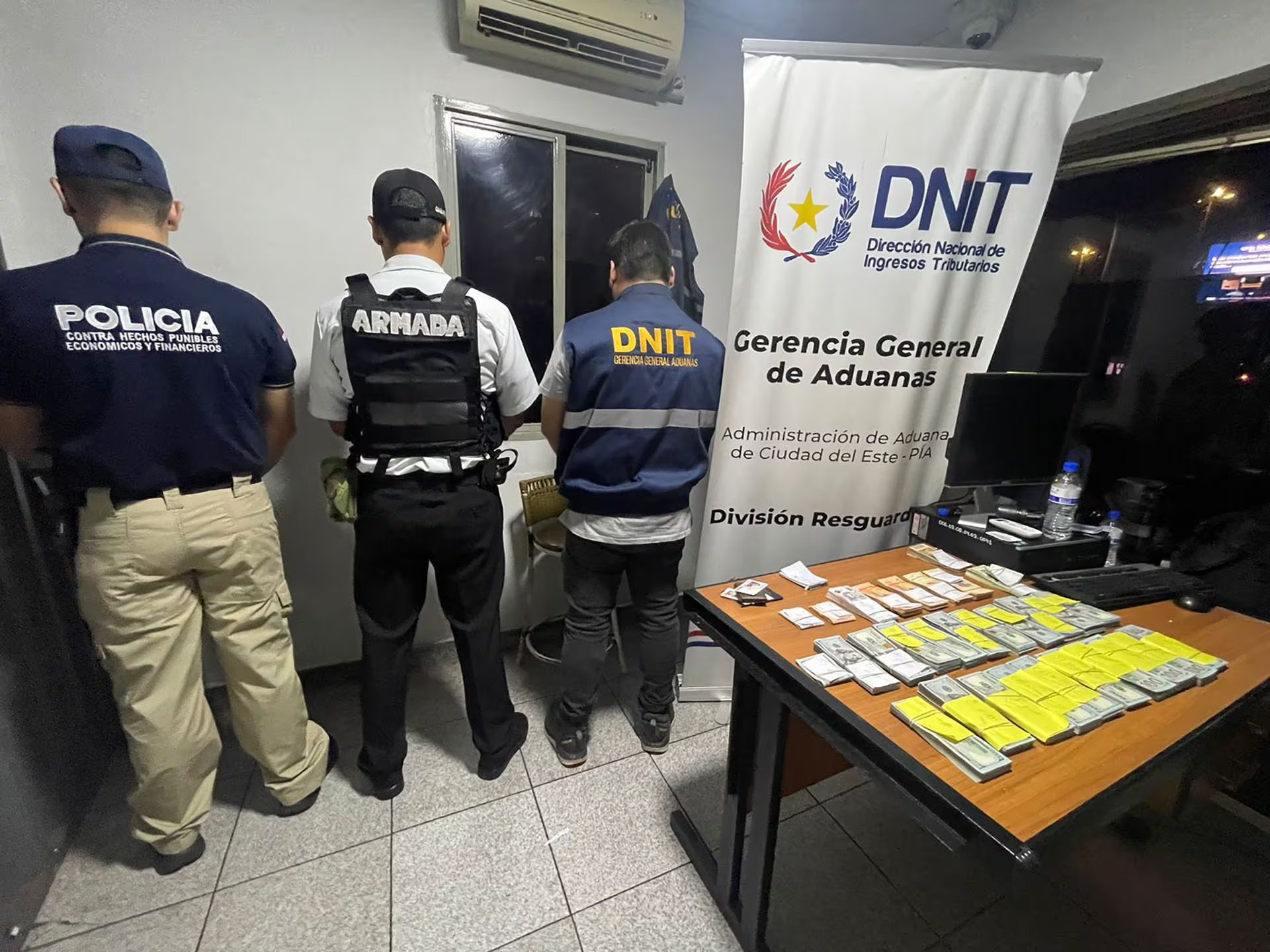 El dinero que le incautaron a Kueider y su pareja cuando intentaban cruzar la frontera