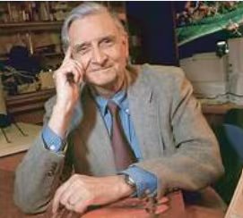 El influyente biólogo y naturalista E. O. Wilson, autor de 'Consilience' y 'La diversidad de la vida', posa en un entorno de oficina.