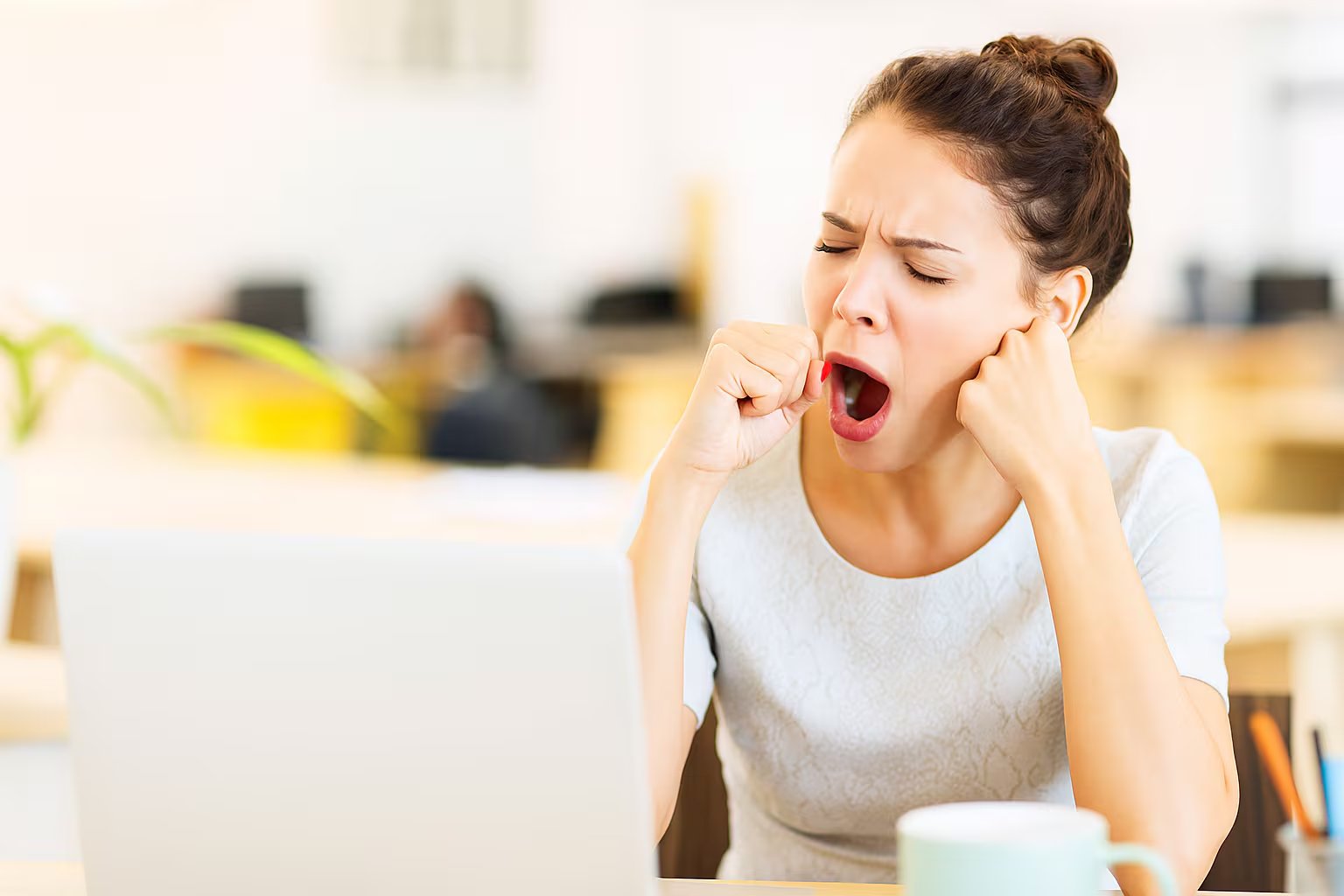 Dormir más tiempo los fines de semana puede alterar el equilibrio hormonal (Imagen Ilustrativa Infobae)