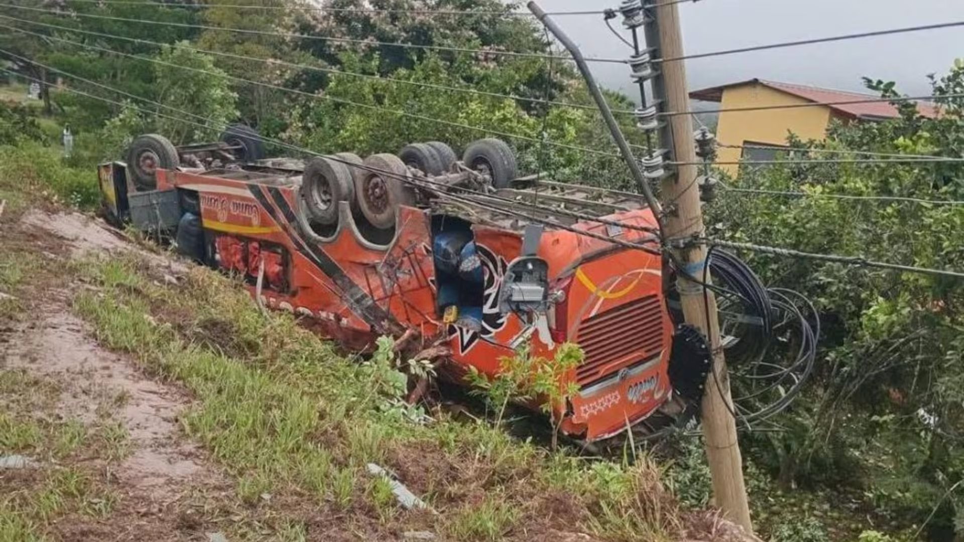 testigos presenciales denunciaron que el bus circulaba con un evidente exceso de velocidad (Créditos: El Deber)