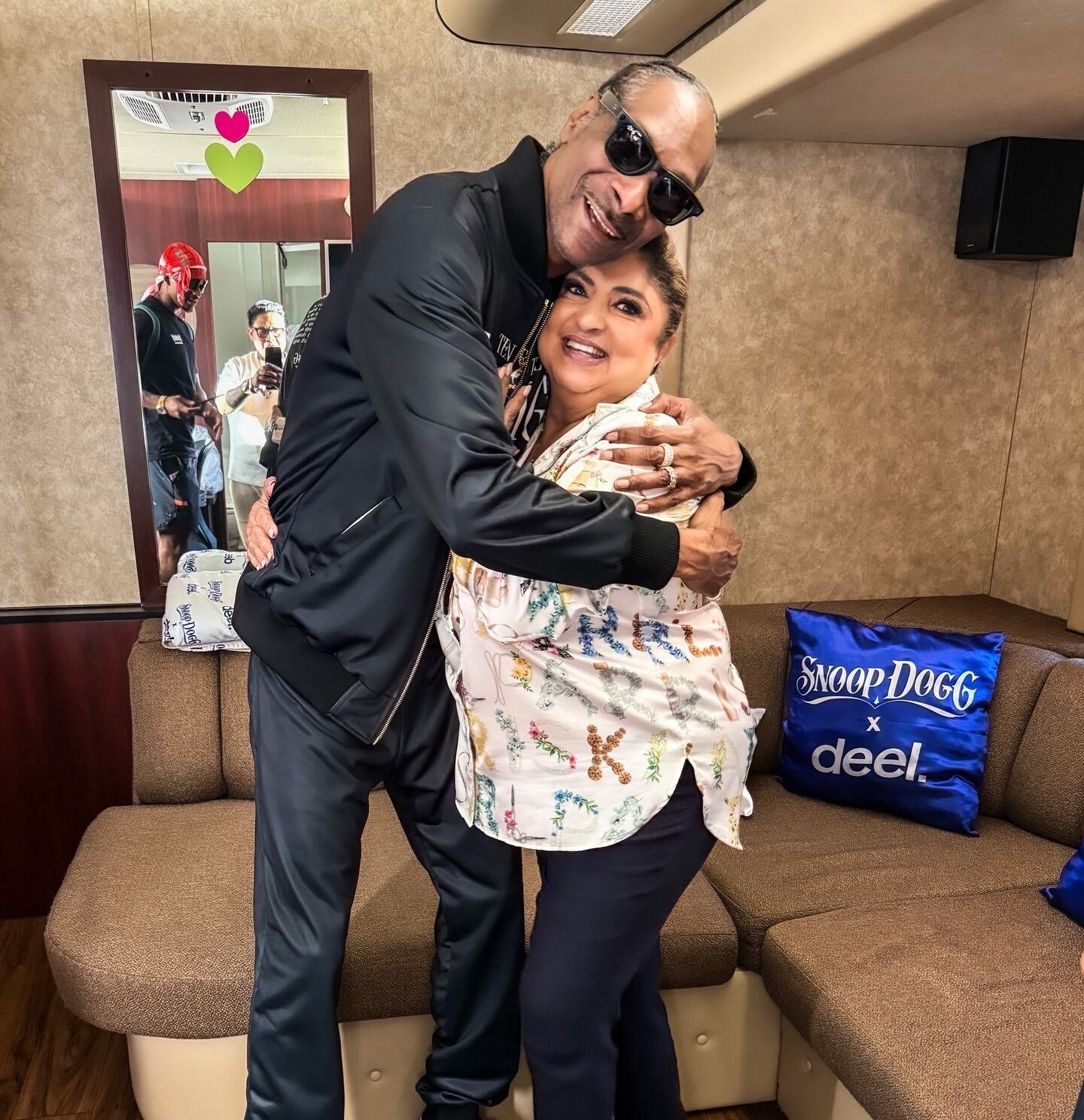 El rapero estadounidense Snoop Dogg y la vocalista salvadoreña 