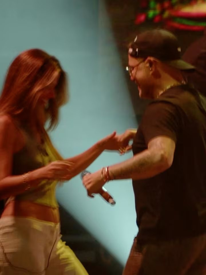 Alejandro Sanz y Stephanie Cayo compartieron un apasionado beso durante el concierto del cantante español en Nueva York.