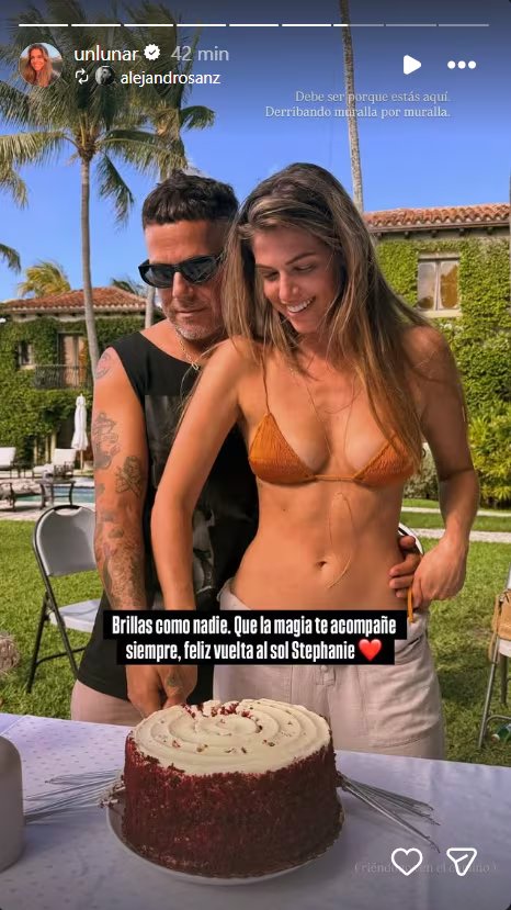 Alejandro Sanz celebra el cumpleaños de Stephanie Cayo con un emotivo mensaje en redes sociales, compartiendo una imagen juntos en un ambiente festivo junto a un pastel.