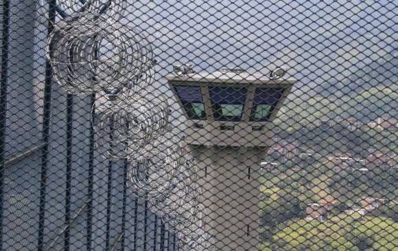 Los reclusos de la cárcel El Pedregal siguen saliendo para diligencias judiciales y citas médicas, pese al brote de viruela símica que hay - crédito Colprensa