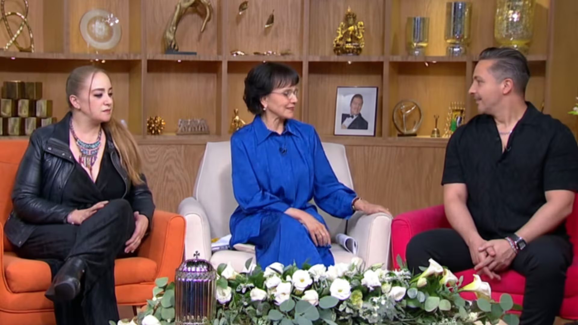 Pati Chapoy, acompañada de Cristina y Alex Bisogno, hermanos del fallecido presentador Daniel Bisogno, durante una emotiva entrevista en el programa Ventaneando. (YouTube: Ventaneando)