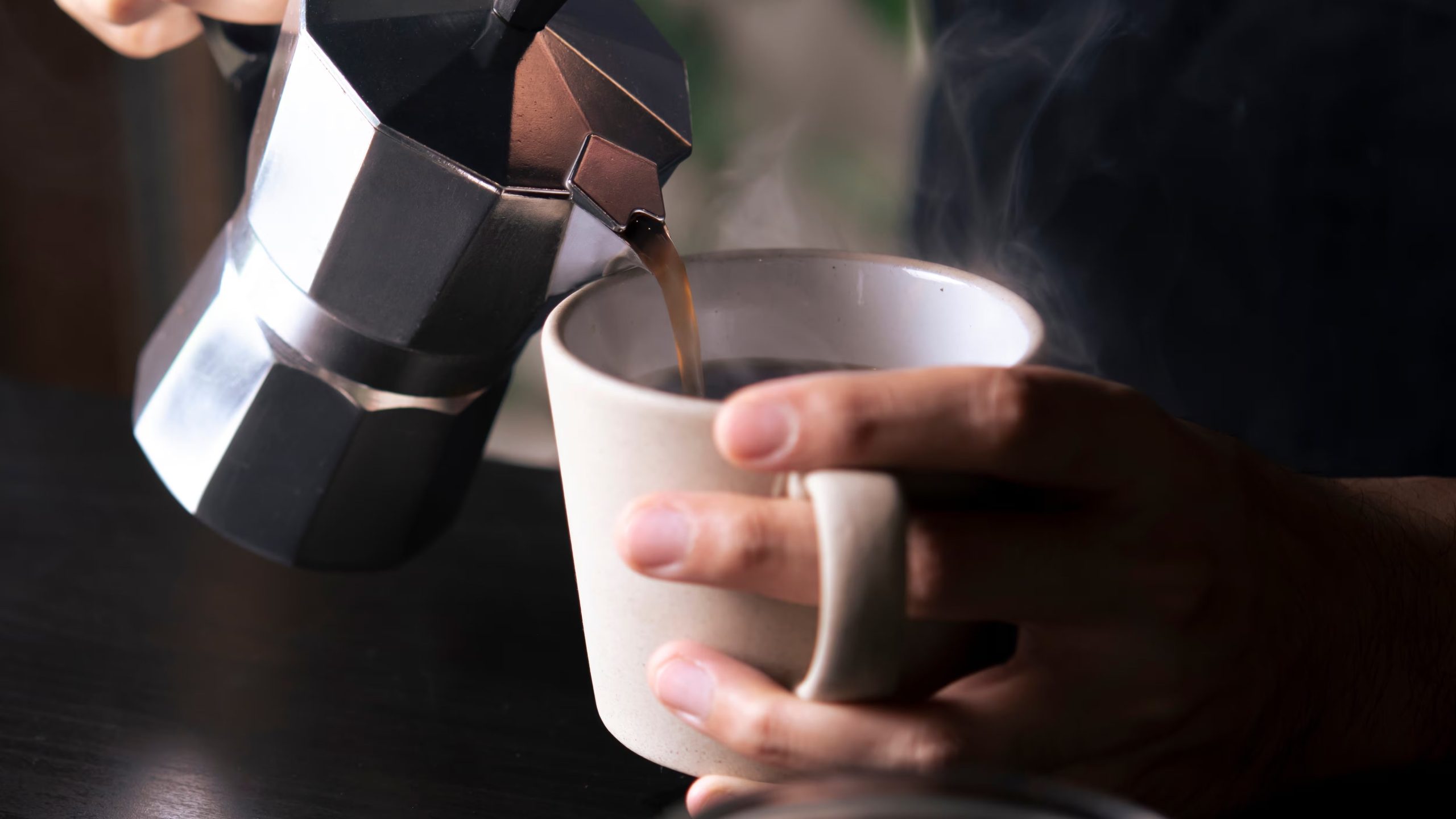 Un barista sirve café. (Shutterstock)