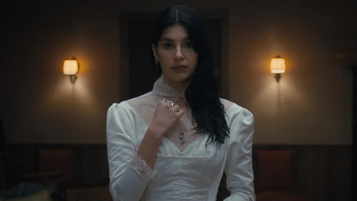 Durante los episodios, Rachel tiene una sensación constante de incomodidad. (Captura de video)