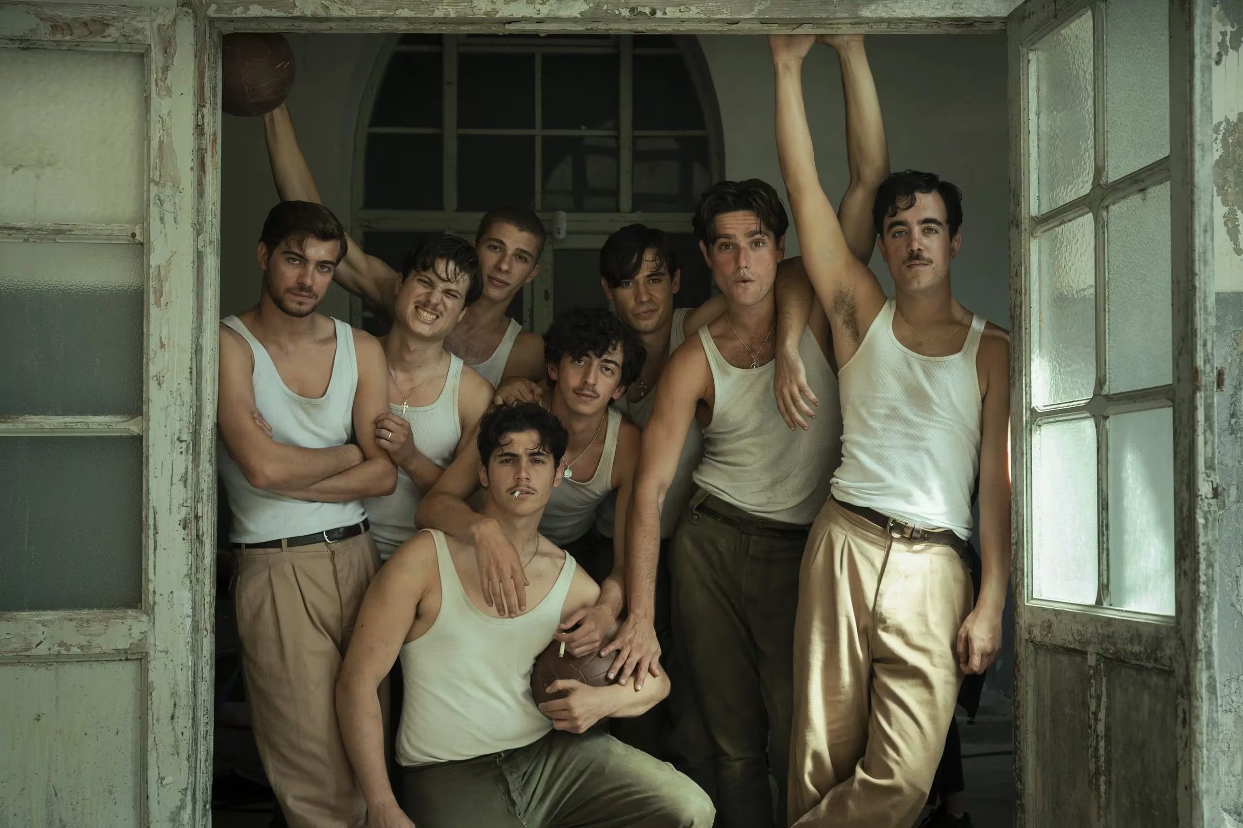 Algunos de los miembros del reparto masculino de 'La bola negra', de Javier Ambrossi y Javier Calvo, entre los que se encuentra el debut del artista Guitarricadelafuente.