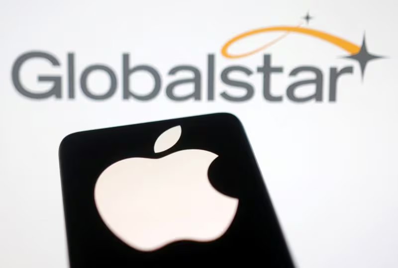 Amazon firmó un acuerdo con Apple para seguir brindando servicio satelital a sus dispositivos compables desde Globalstar. REUTERS/Dado Ruvic/Ilustración