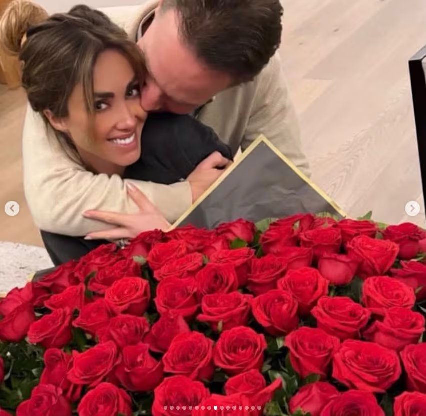 La pareja comparte imágenes románticas en la playa, eventos públicos y momentos familiares con sus hijos Manuel y Emiliano (IG)