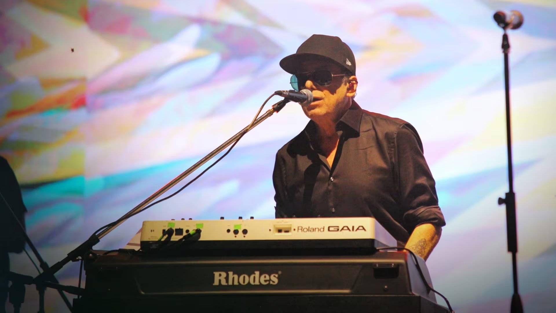Calamaro reflexiona sobre la cultura argentina y la influencia de las redes sociales en la vida cotidiana contemporánea