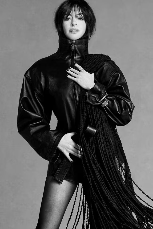 La actriz impone autoridad visual con una chaqueta de cuero negro sobredimensionada y cuerdas trenzadas, en una composición escultórica en blanco y negro (Vogue)