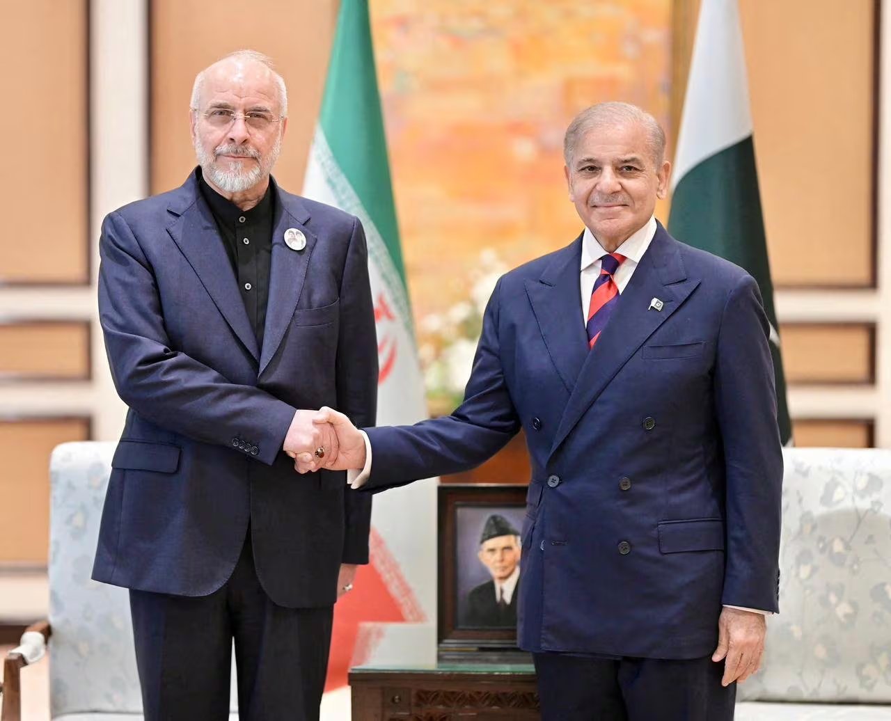 El primer ministro iraní Shehbaz Sharif saluda al presidente del Parlamento de Irán, Mohammad Bagher Ghalibaf, que lideró la delegación oficial que negoció sin resultado con Estados Unidos