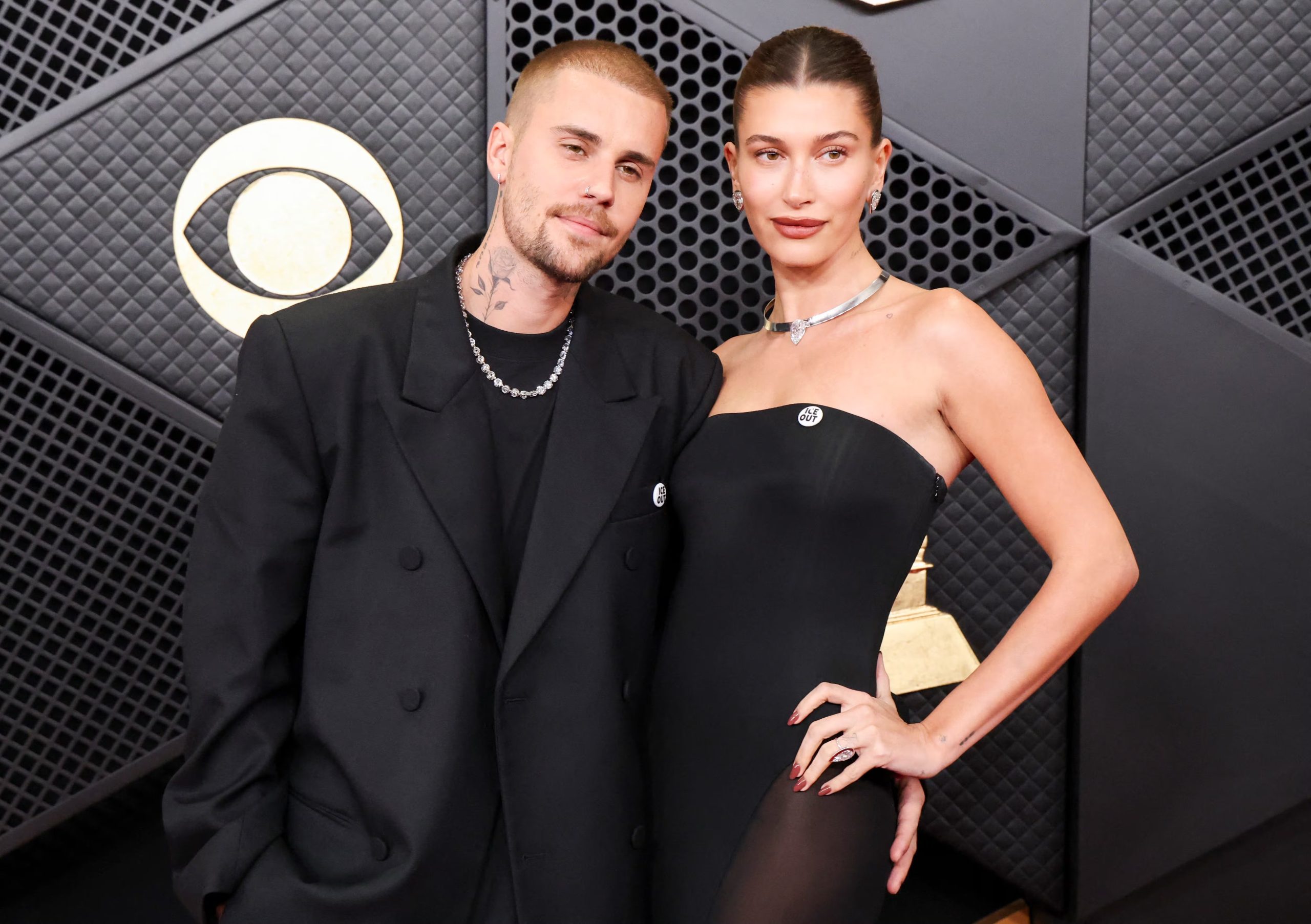 Hailey Bieber reconoce los desafíos del matrimonio bajo la presión mediática