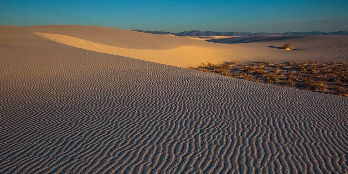 El parque es reconocido por sus paisajes de arena blanca y efectos visuales que evocan escenarios extraterrestres al amanecer y atardecer (Wikimedia Commons)