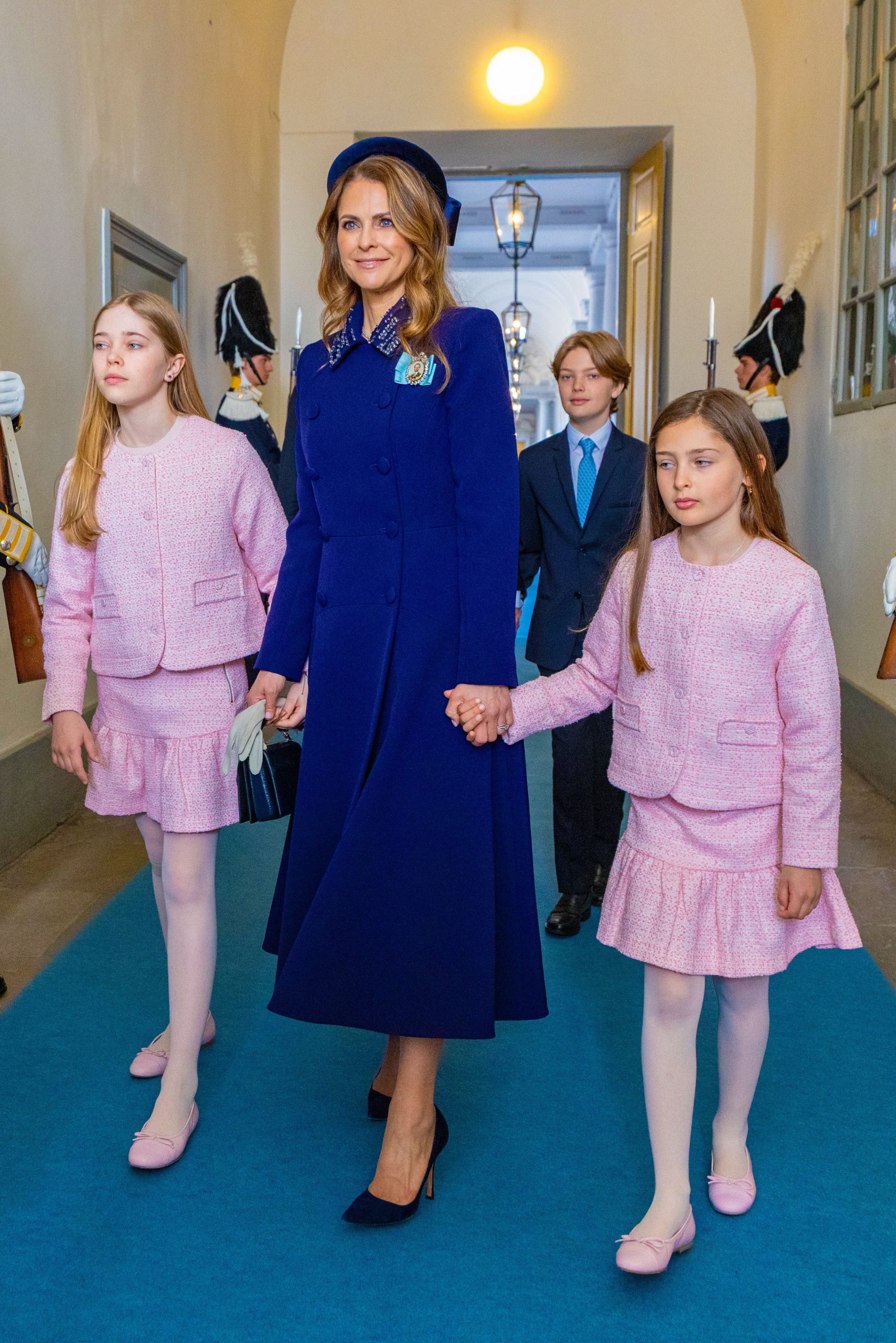 La princesa Madeleine de Suecia deslumbra con sus hijas en el cumpleaños del rey Carlos Gustavo de Suecia (Grosby)