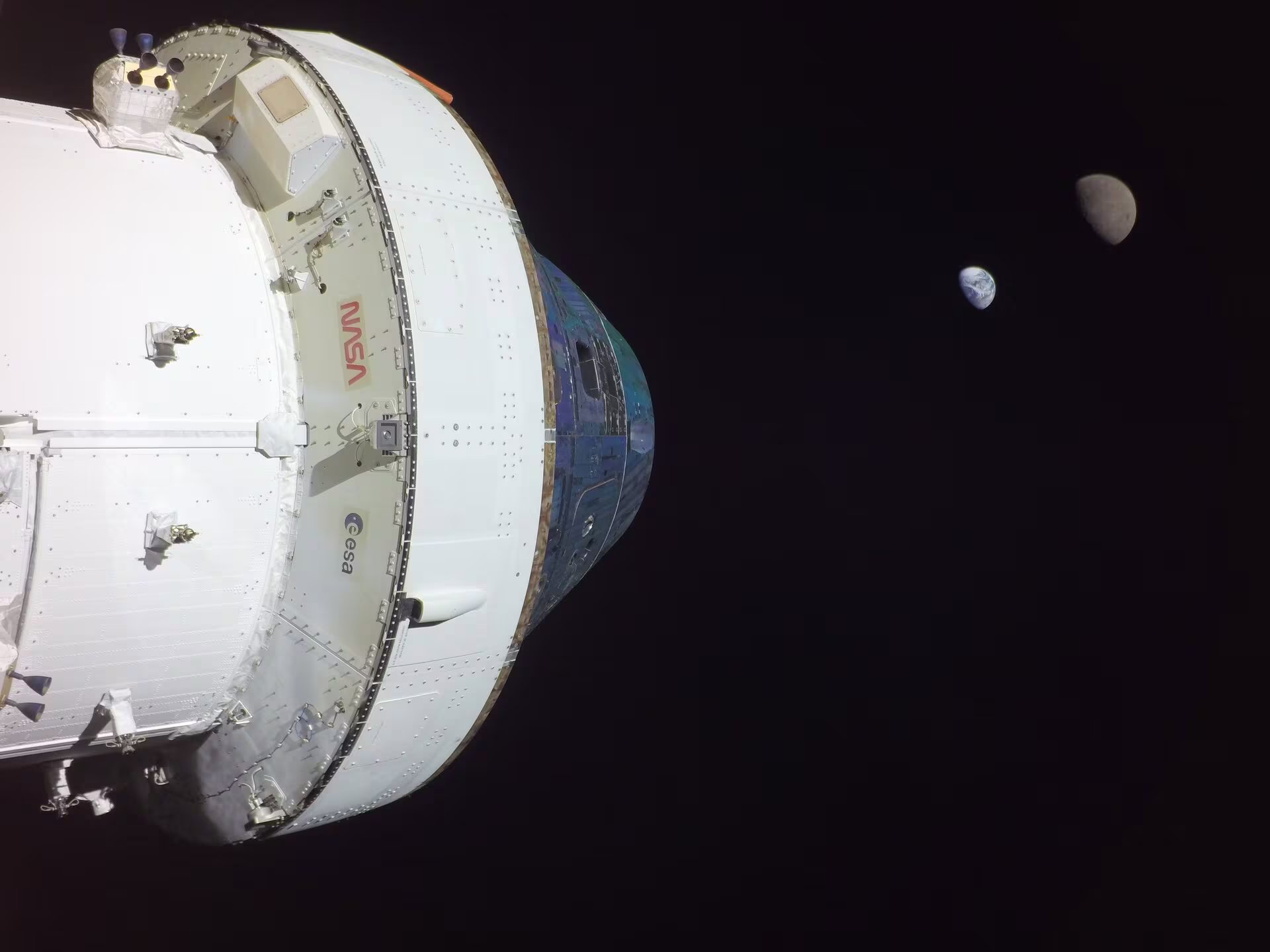 Nave espacial Orión en su primer sobrevuelo lunar. (ESA)