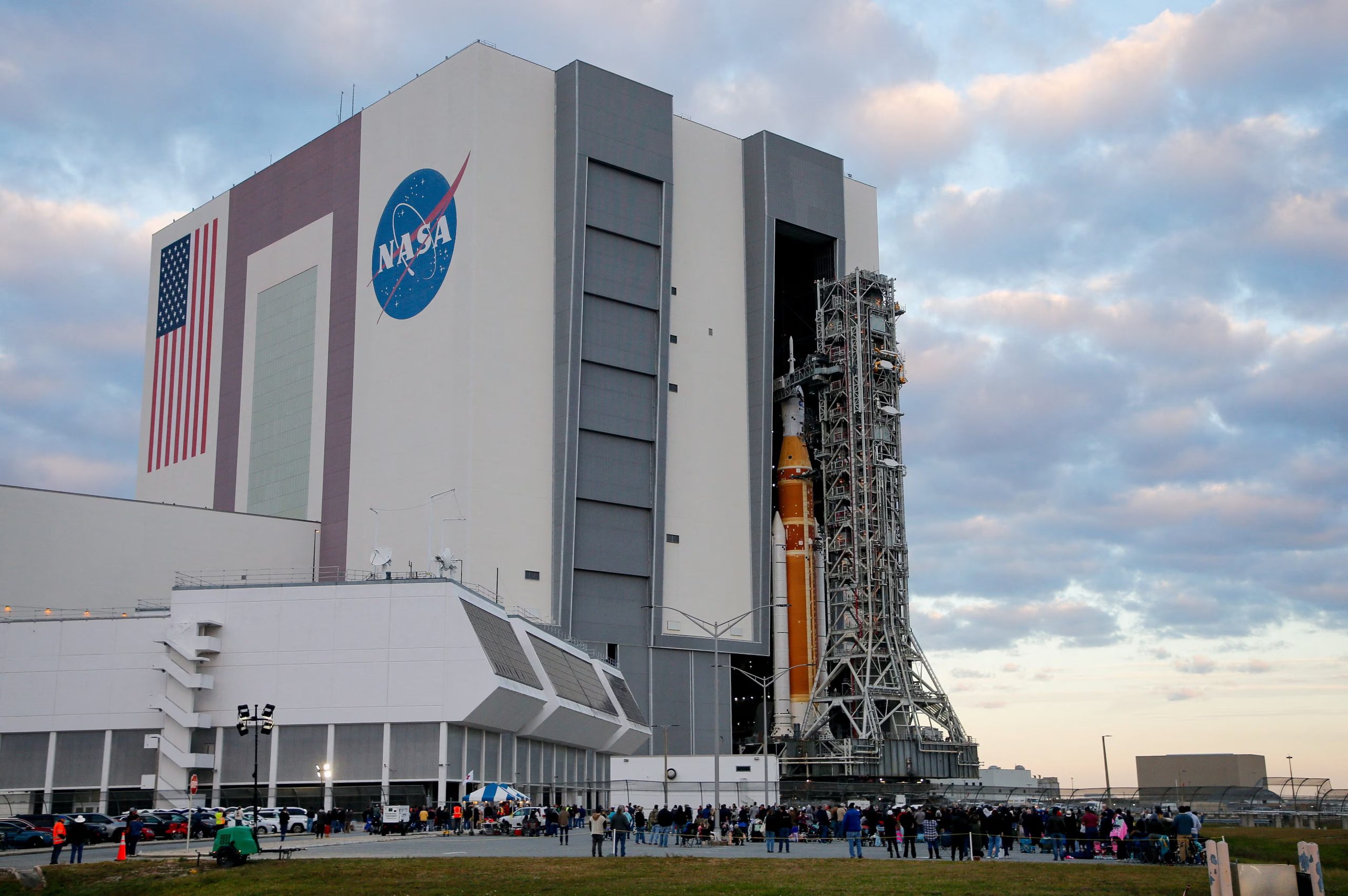 La cobertura oficial del lanzamiento de Artemis II podrá seguirse gratis en NASA+, YouTube, NASA TV y C-SPAN, además de redes sociales en inglés y español. (REUTERS/Joe Skipper)
