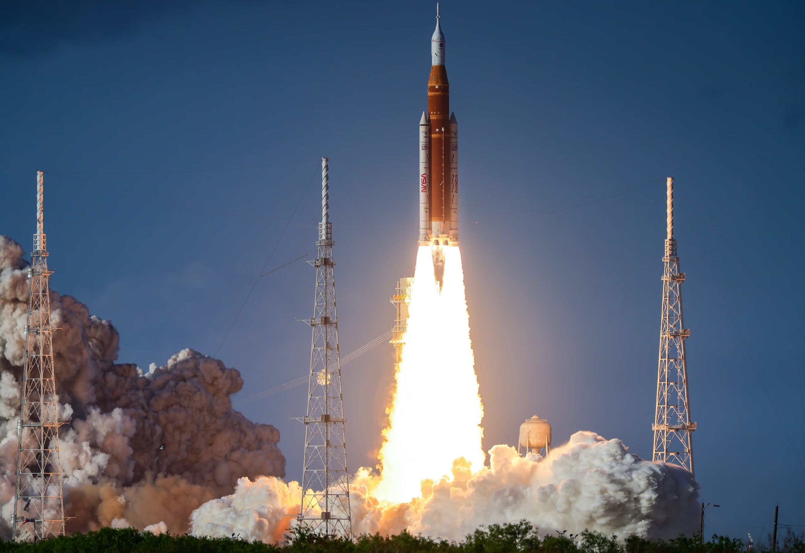 Imagen del despegue del cohete Space Launch System con la cápsula Orion para la misión Artemis II desde la plataforma de lanzamiento en el Centro Espacial Kennedy en Titusville, Florida, el pasado 1 de abril de 2026. EFE/CRISTOBAL HERRERA-ULASHKEVICH
