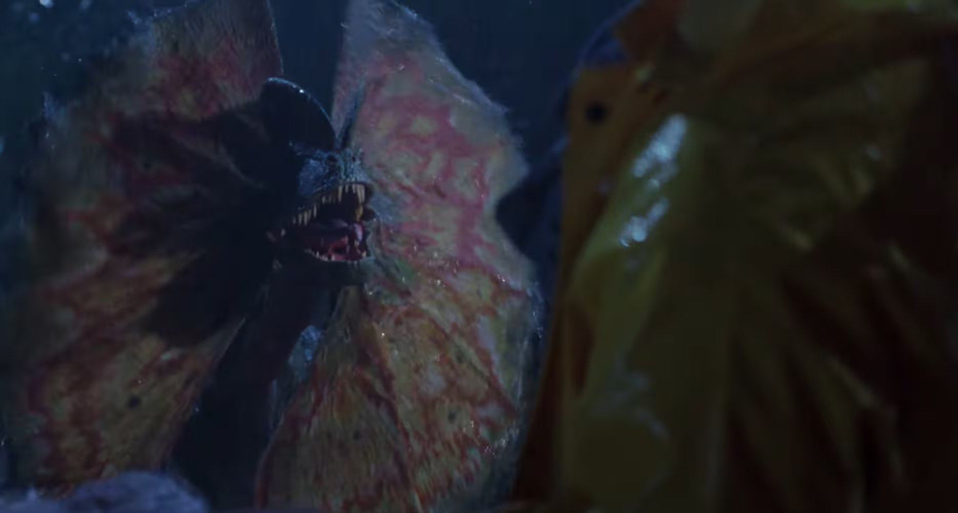 La imagen del dilofosaurio escupiendo veneno, repetida en la franquicia, carece de respaldo científico según expertos (YouTube: Jurassic World Español)