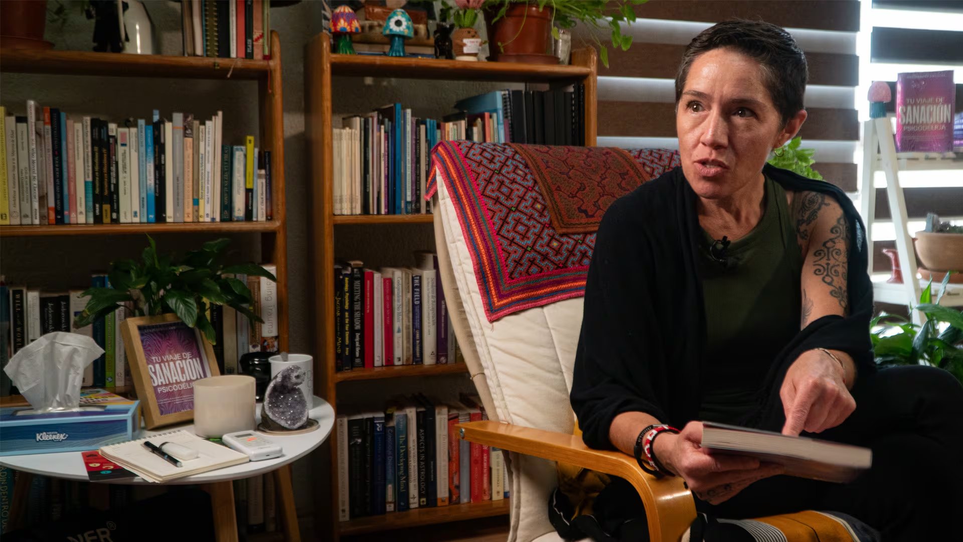 Carmen Amezcua explica que este ecosistema intestinal —hoy conocido como microbioma— juega un papel central en la producción de serotonina, dopamina y otros compuestos clave. . (Jenifer Nava/Infobae México)