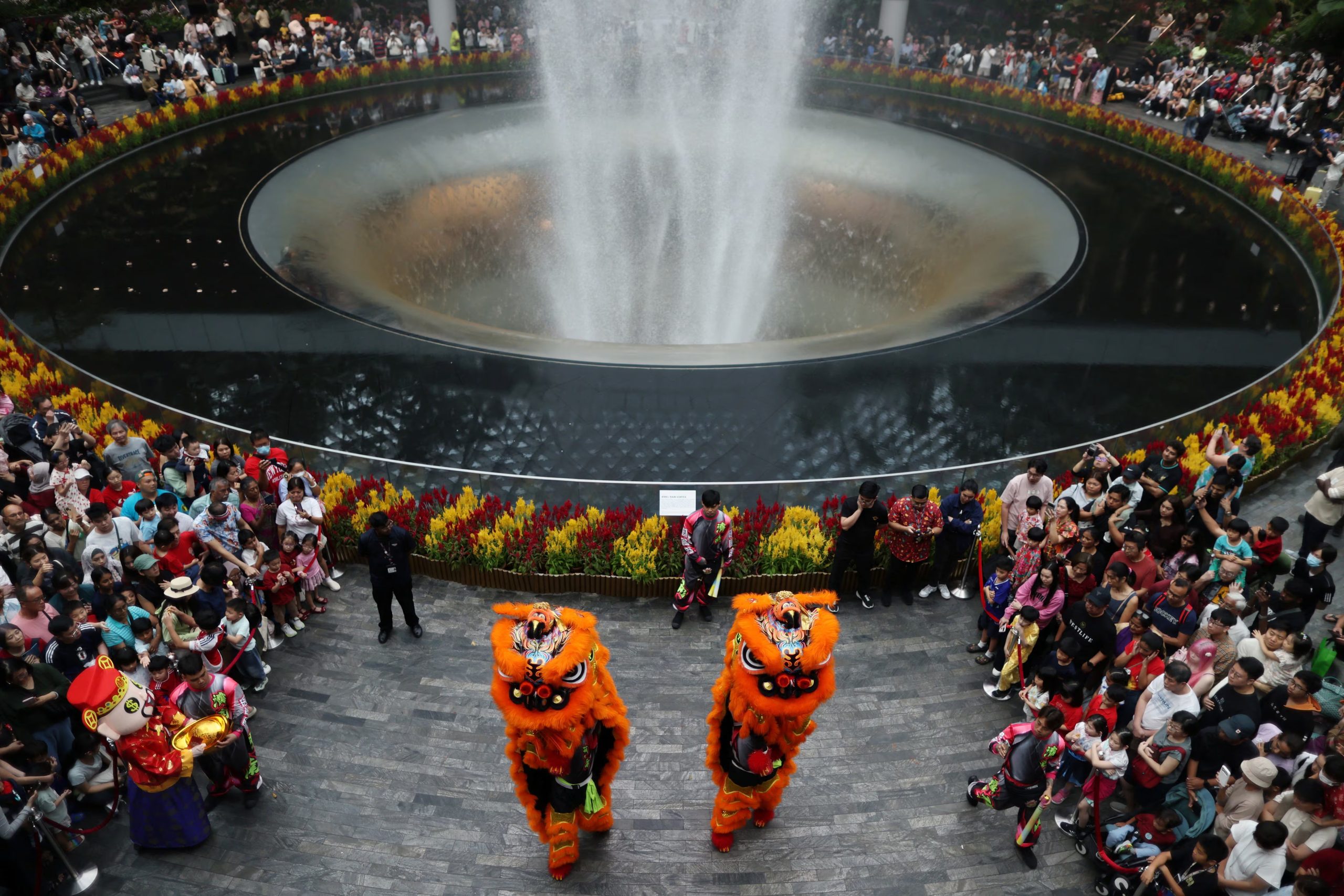 La cascada es utilizada como un centro de congregación para las personas. REUTERS/Edgar Su