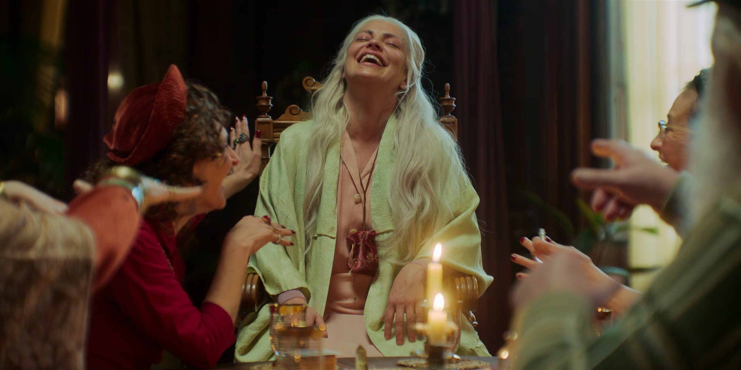 La trama resalta temas clave como el realismo mágico, los derechos humanos, la memoria histórica y el sufragio femenino en su arquitectura narrativa. (Prime Video)