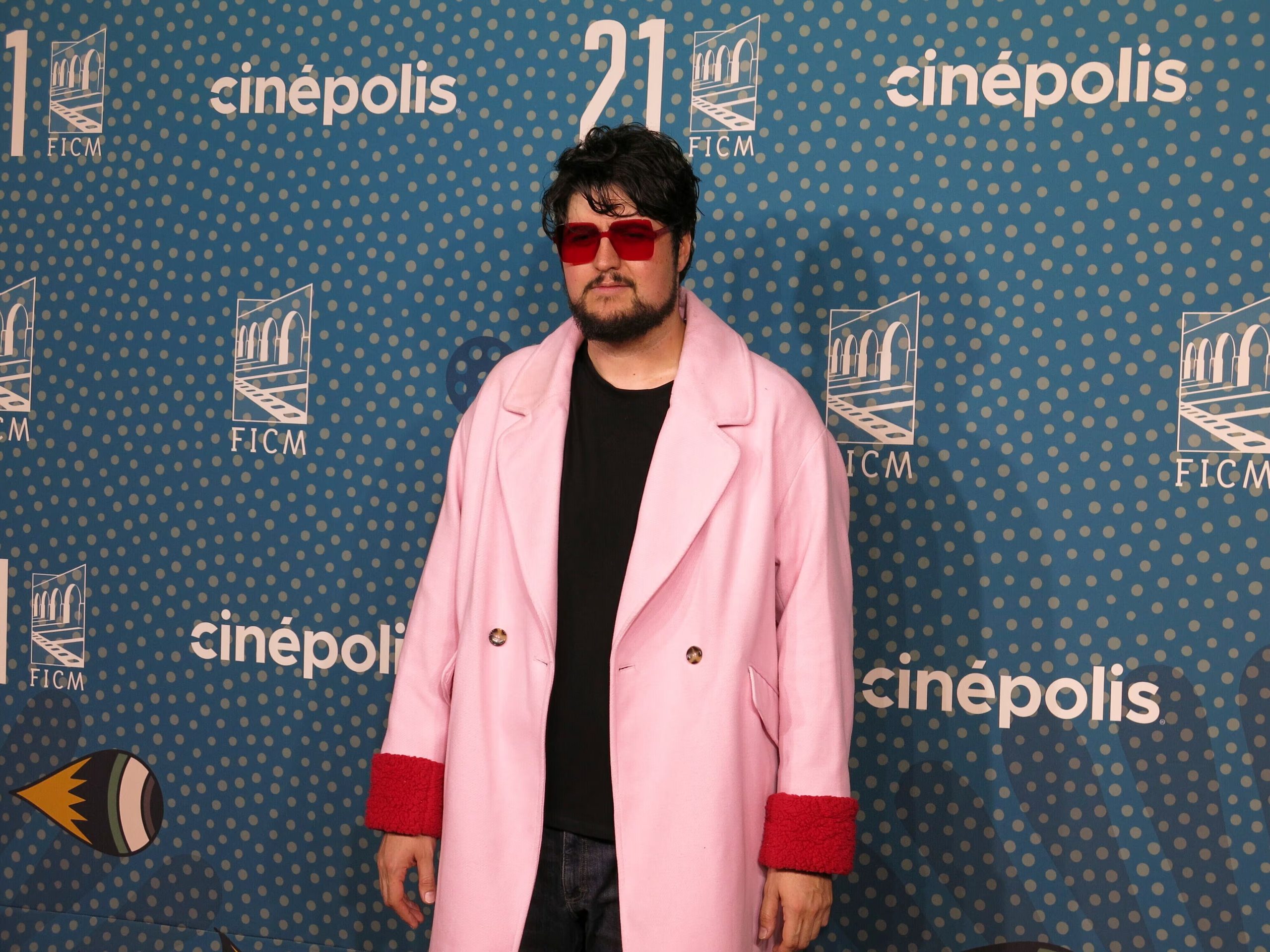 El actor mexicano Fernando Bonilla posa en la alfombra roja de la película 