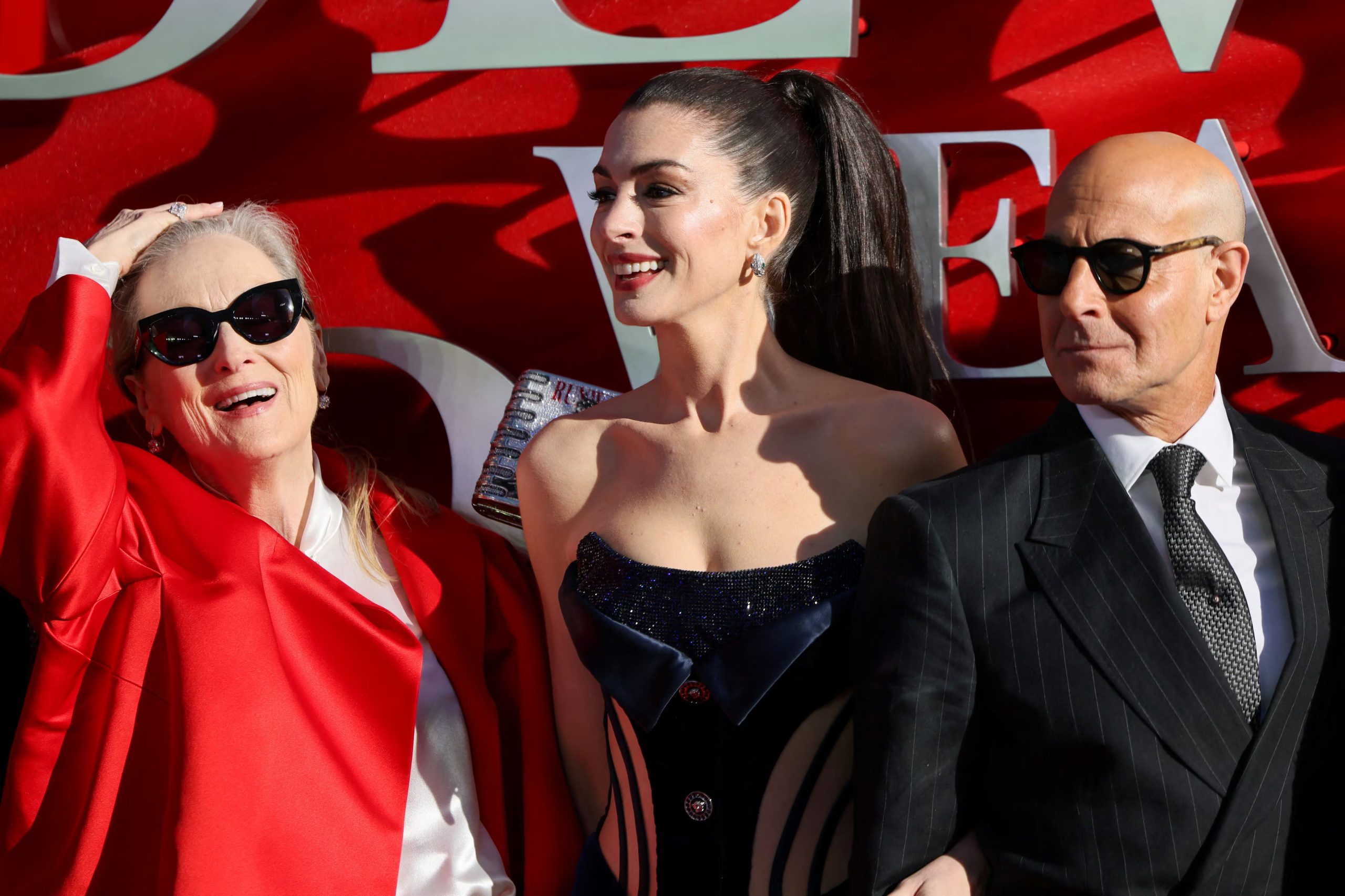 El sentido del humor y la cercanía entre Hathaway y Tucci sitúan nuevamente a 'El diablo viste a la moda' en el centro de la conversación sobre cine y moda (REUTERS/Jack Taylor)