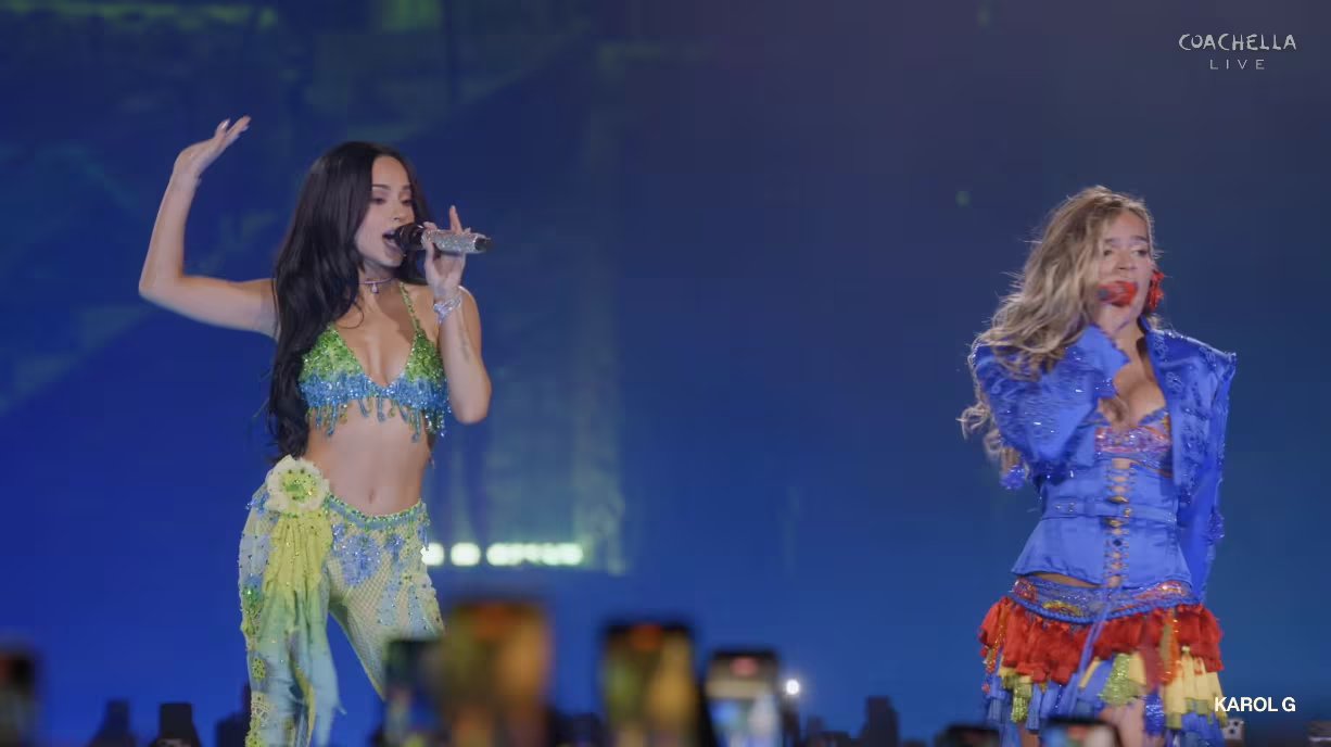 Karol G subió al escenario junto a Becky G para interpretar su éxito 'MAMIII' y dejar un mensaje al público latino - crédito Coachella/YouTube