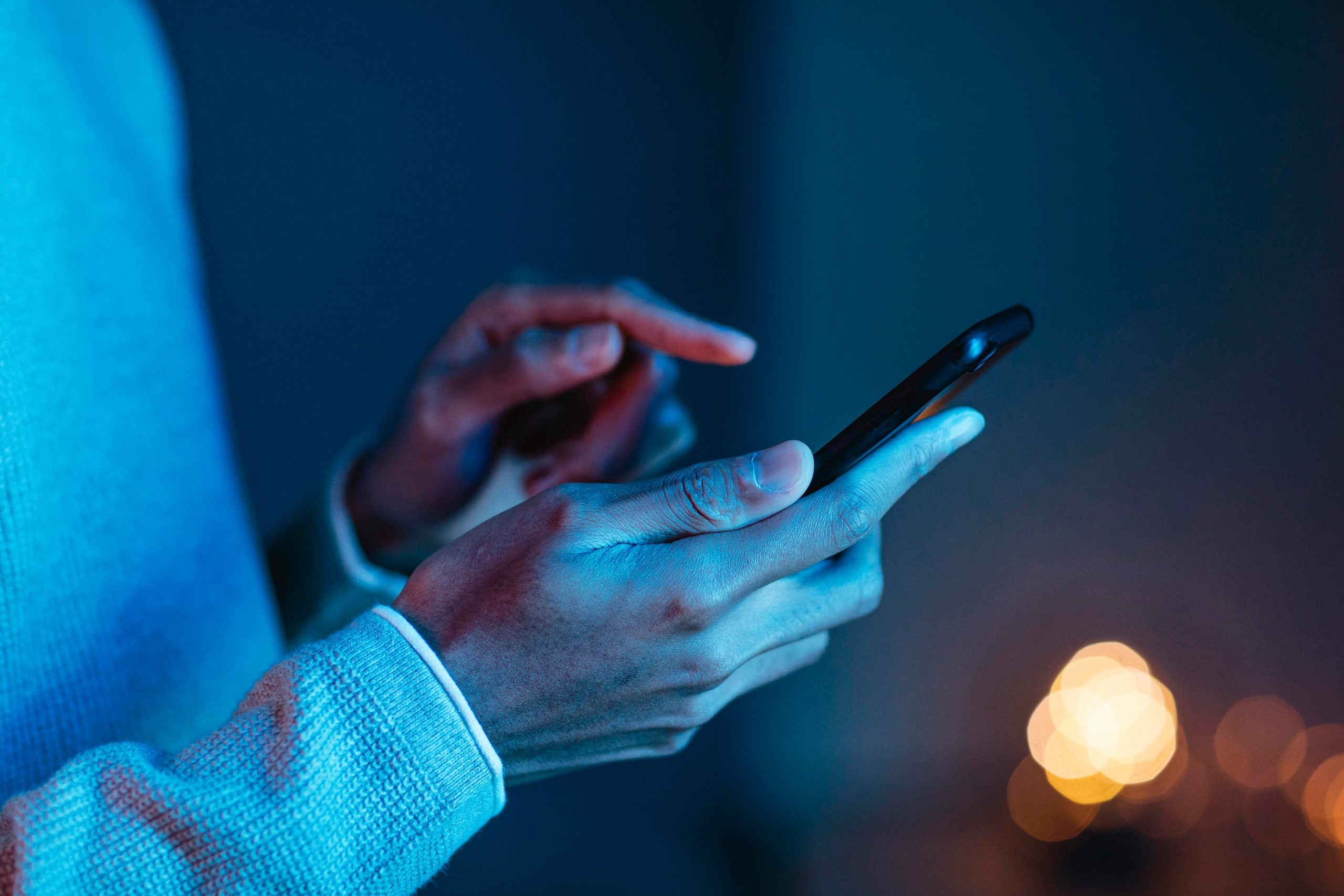 El sistema revela que los desplazamientos verticales y el uso de iconos pequeños incrementan la dificultad y el esfuerzo muscular en dispositivos móviles (Freepik)