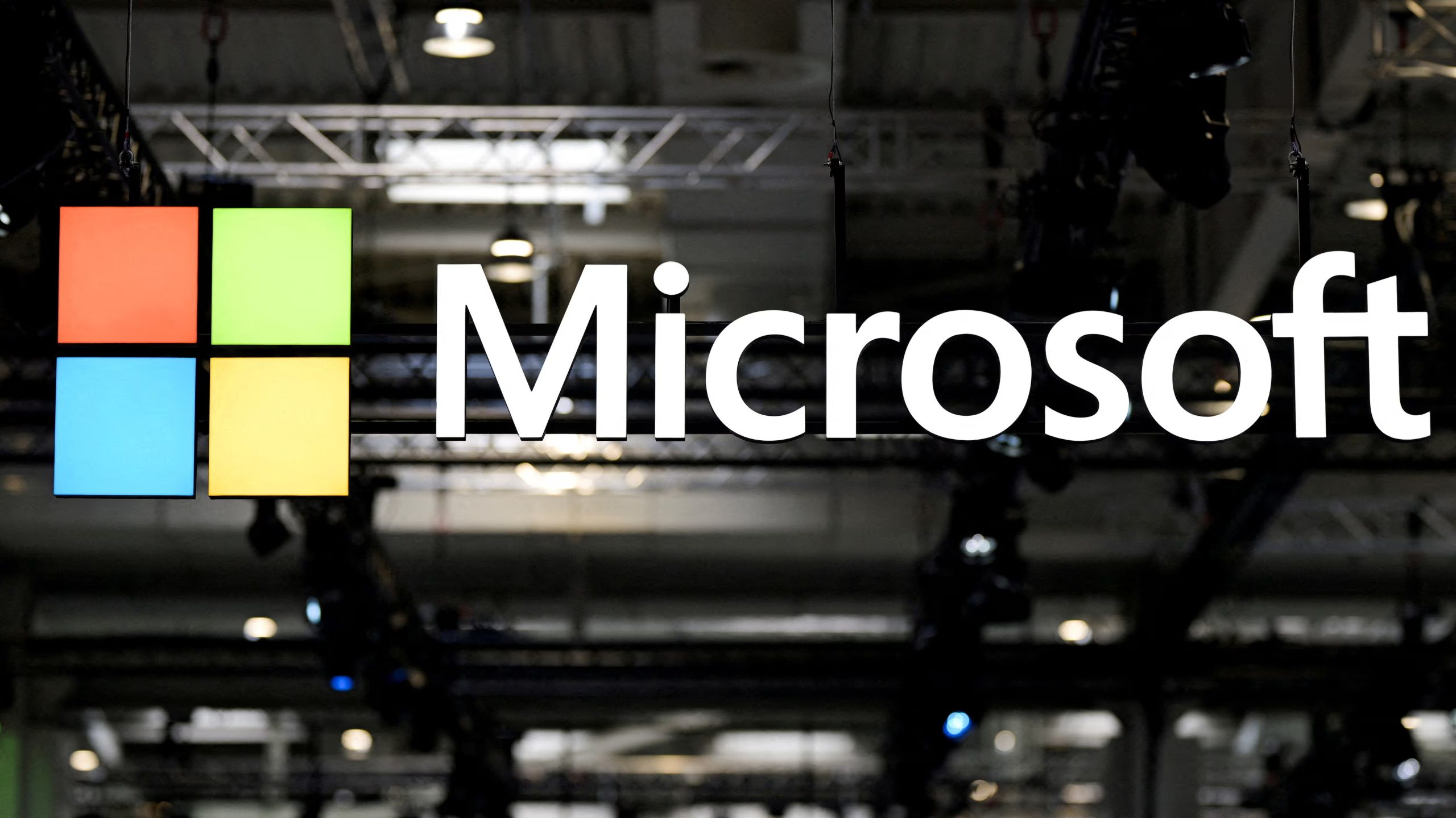 Microsoft recomienda mantener la carga de la batería entre el 20 % y el 80 % para prolongar su vida útil en portátiles. (REUTERS/Fabian Bimmer/File Photo)