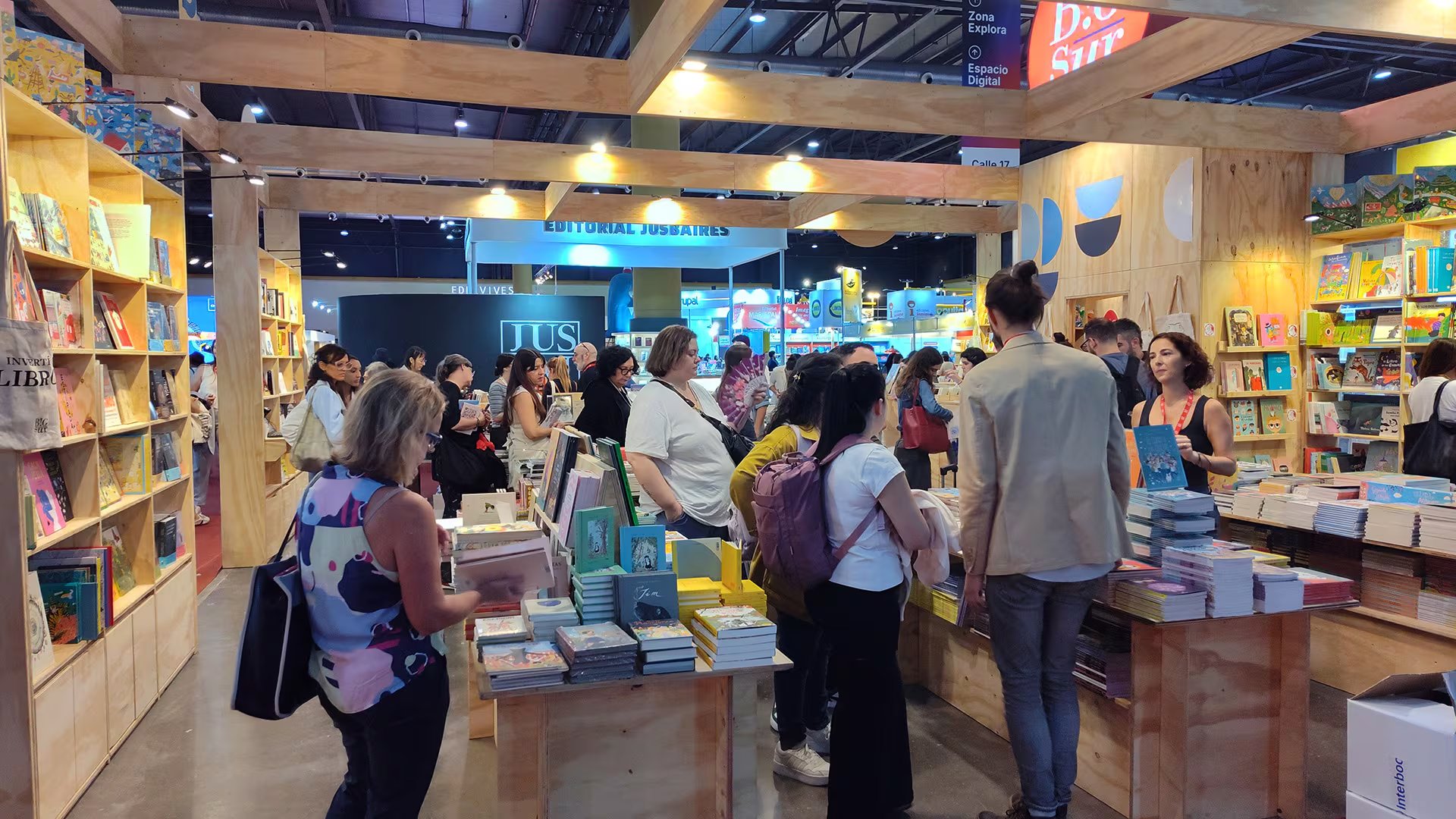Charlas sobre traducción exploran los desafíos de adaptar literatura juvenil entre América Latina y España, y la evolución de los lenguajes literarios - (Fundación El Libro)