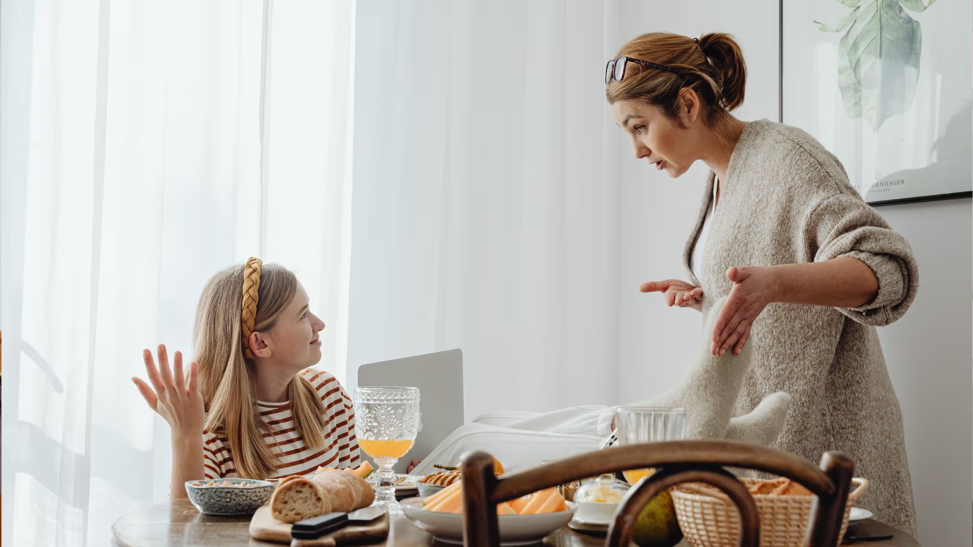 Una madre y una hija discuten durante el desayuno. (Canva)