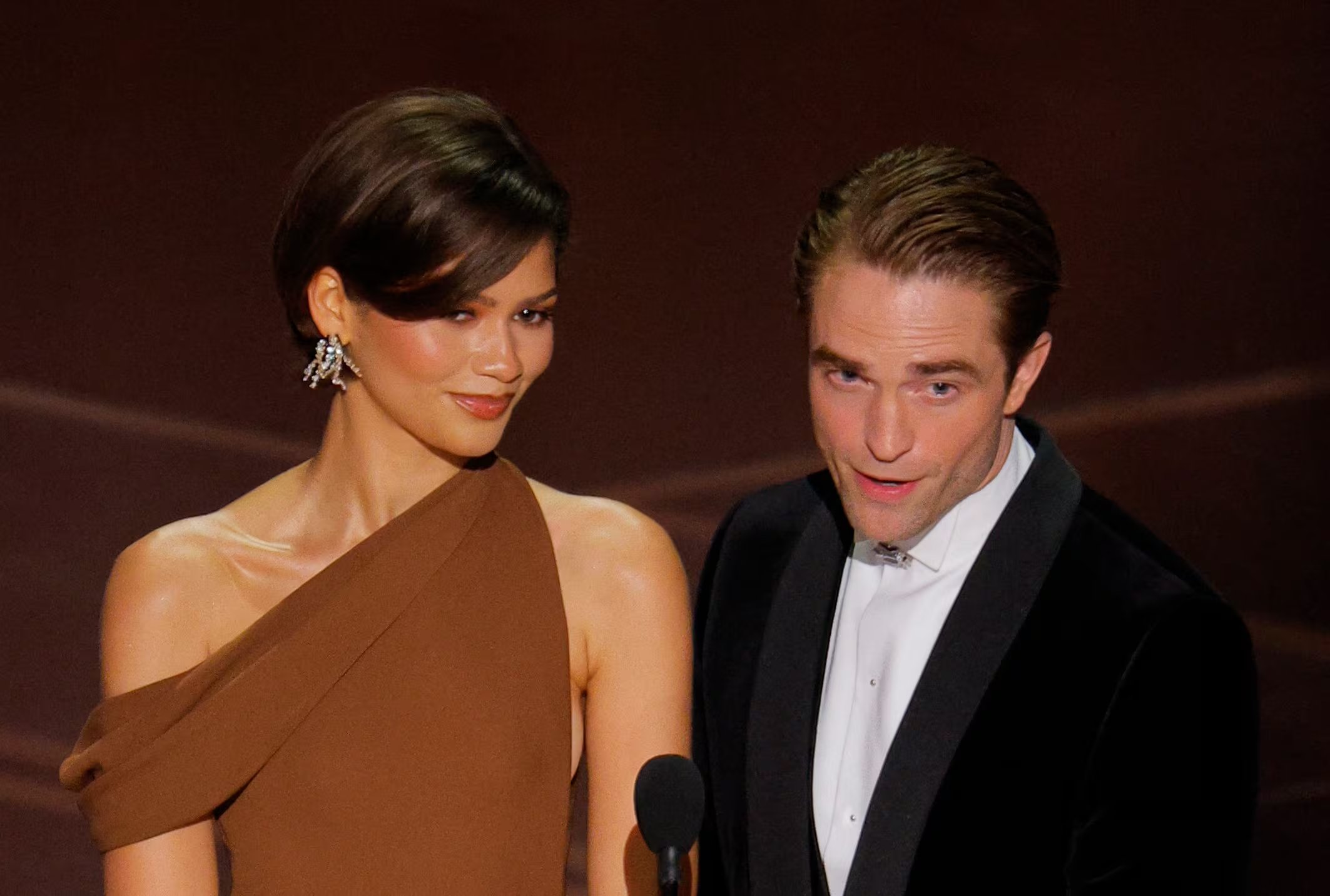 El diálogo abordó la honestidad en las relaciones, las pequeñas mentiras y las diferencias en la comunicación y muestras de afecto en público entre ambos actores (REUTERS/Mike Blake)