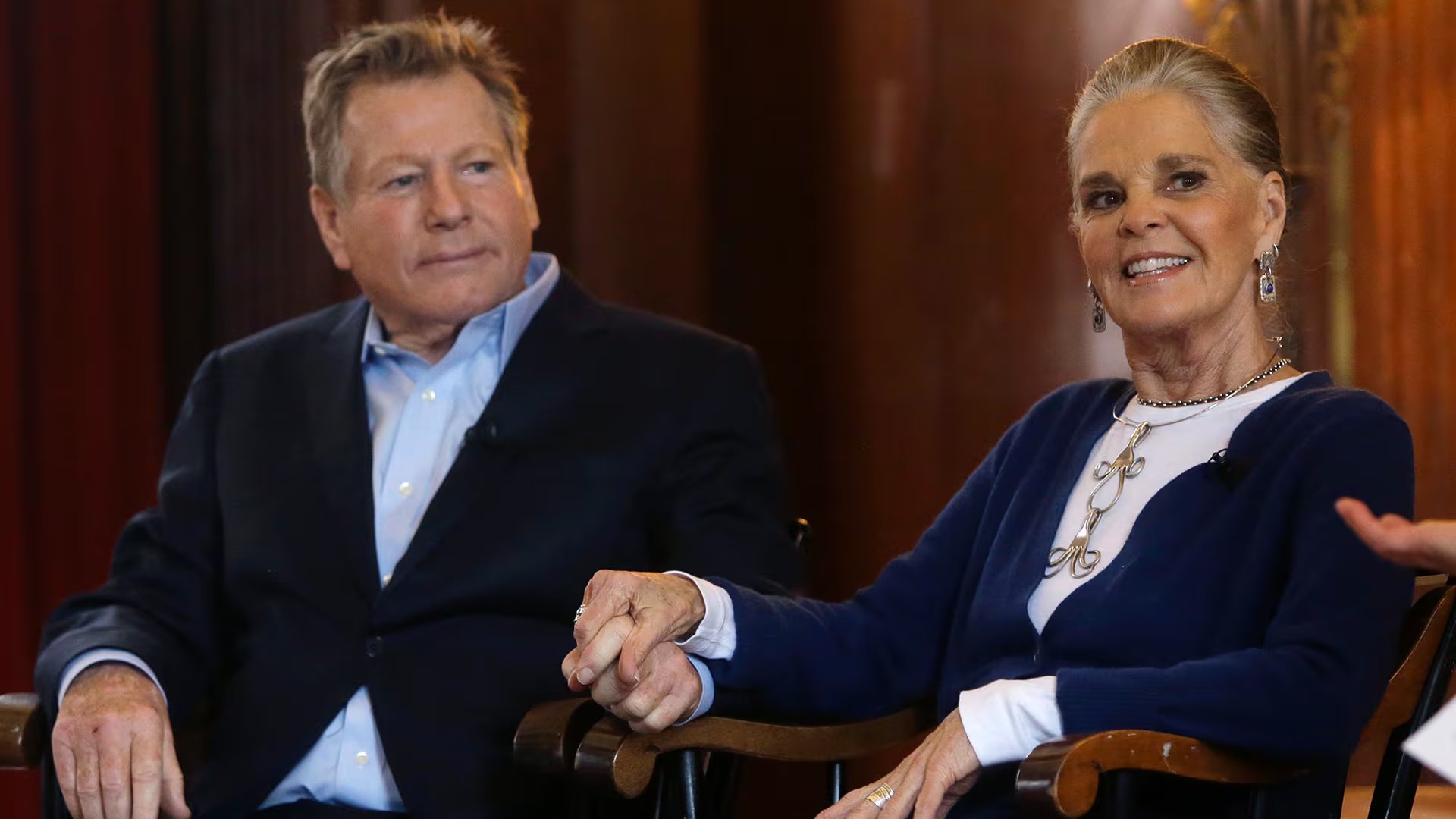 Reencuentro de Ali MacGraw con Ryan O'Neal, en 2016 para una charla con estudiantes en Harvard, Cambridge, más de 45 años después de 
