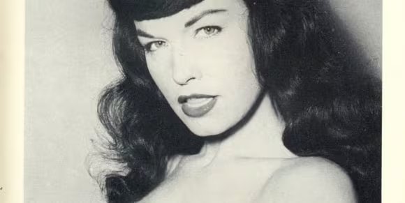 La historia de Bettie Page abarca desde sus inicios humildes en Nashville hasta su consagración como símbolo de libertad y sensualidad en la cultura popular estadounidense