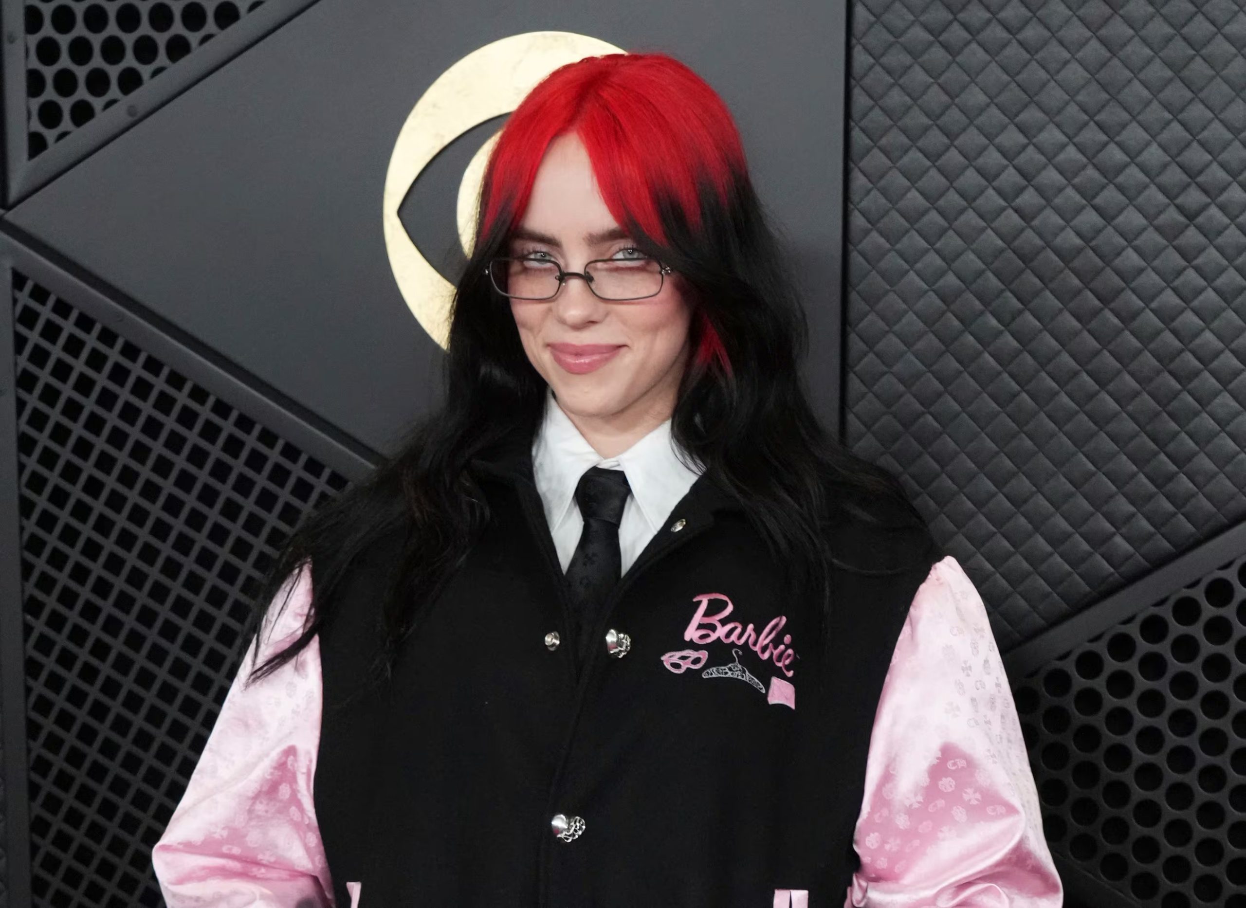 La elección de vestuario de Billie Eilish desafía los estándares de belleza impuestos y promueve el respeto a la diversidad corporal (Foto Jordan Strauss/Invision/AP, archivo)