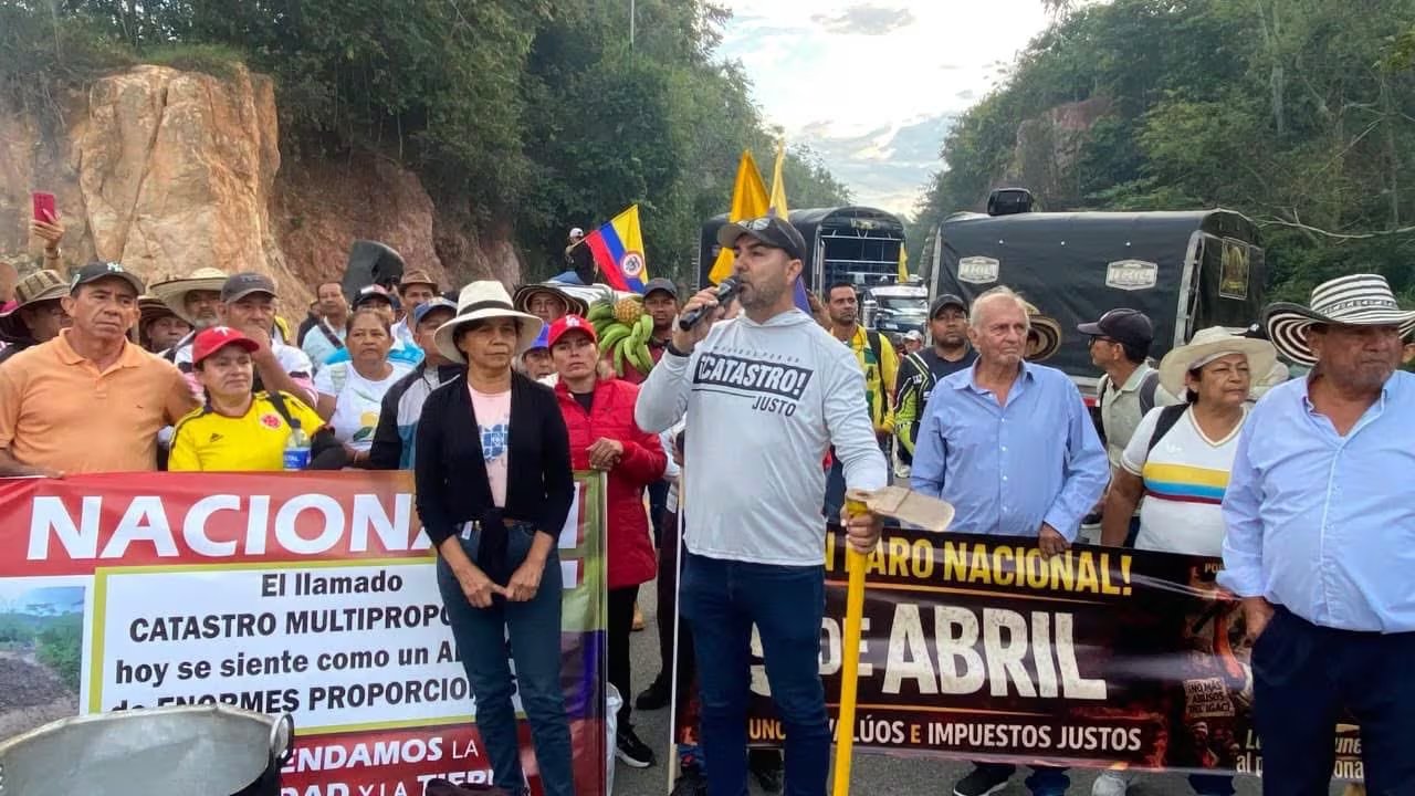 Los manifestantes se concentran en puntos estratégicos de la vía, impidiendo el paso de vehículos como forma de presión frente al aumento del impuesto predial - crédito Siete TV/Facebook