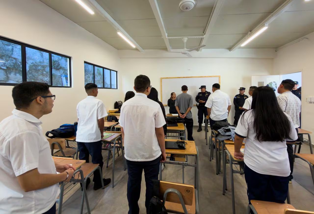  Las autoridades apoyan al sector docente en el impulso de las medidas estrictas en los centros educativos./(Cortesía: PNC El Salvador)