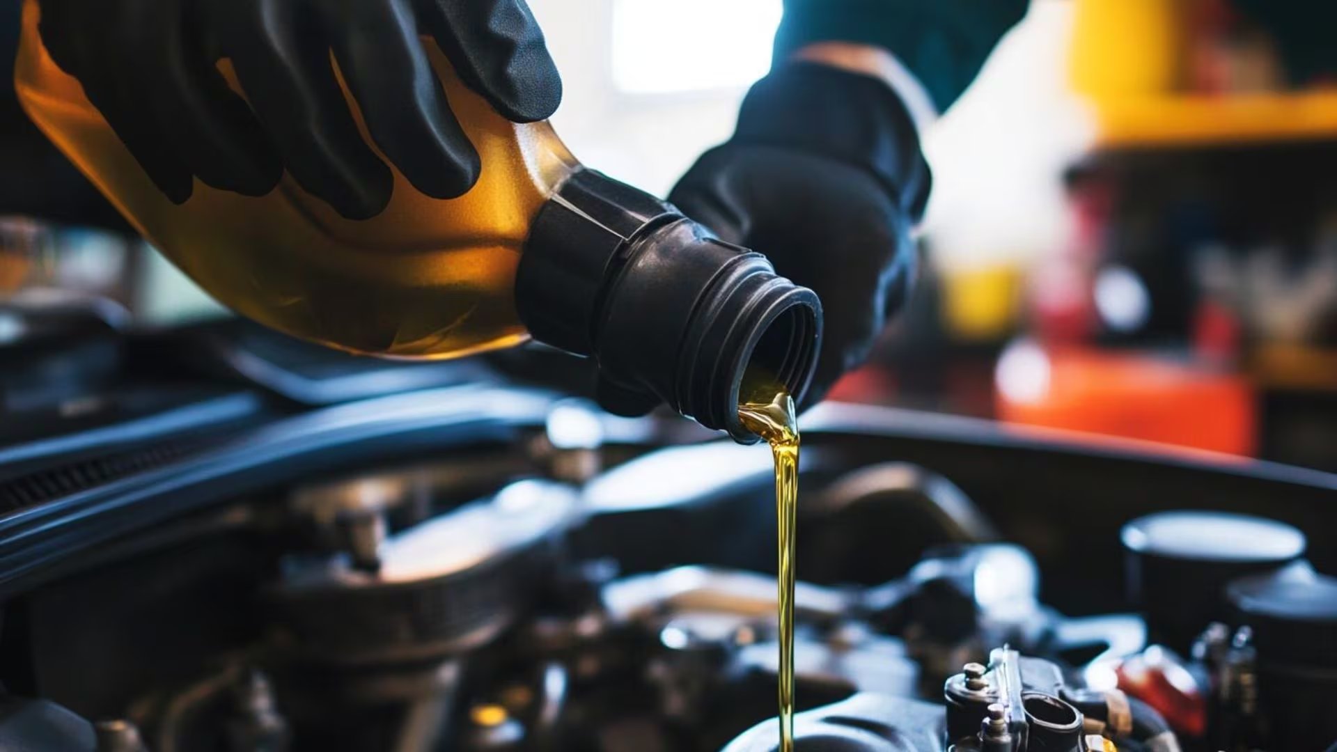 Una persona vierte aceite de motor a su coche -Visuales IA