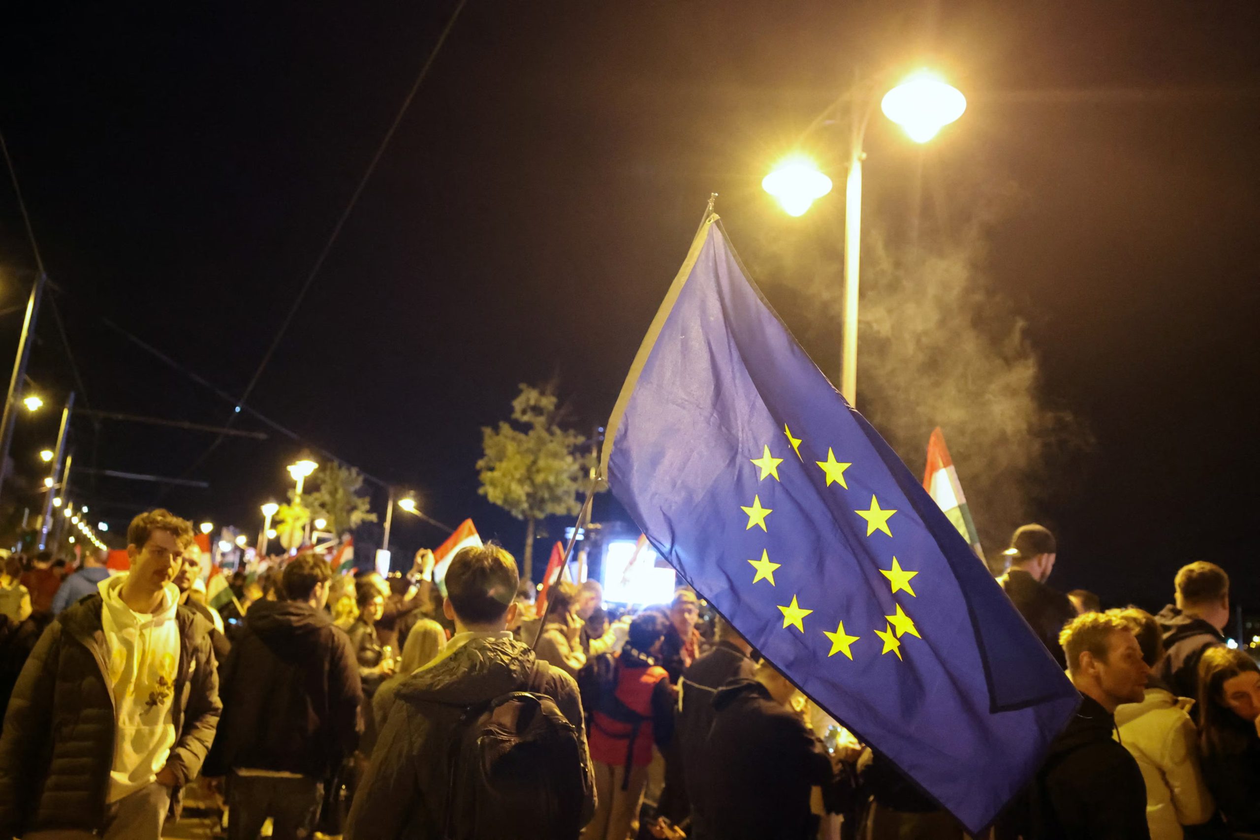 Partidarios de Magyar, este domingo en Budapest. (Leonhard Foeger/Reuters)