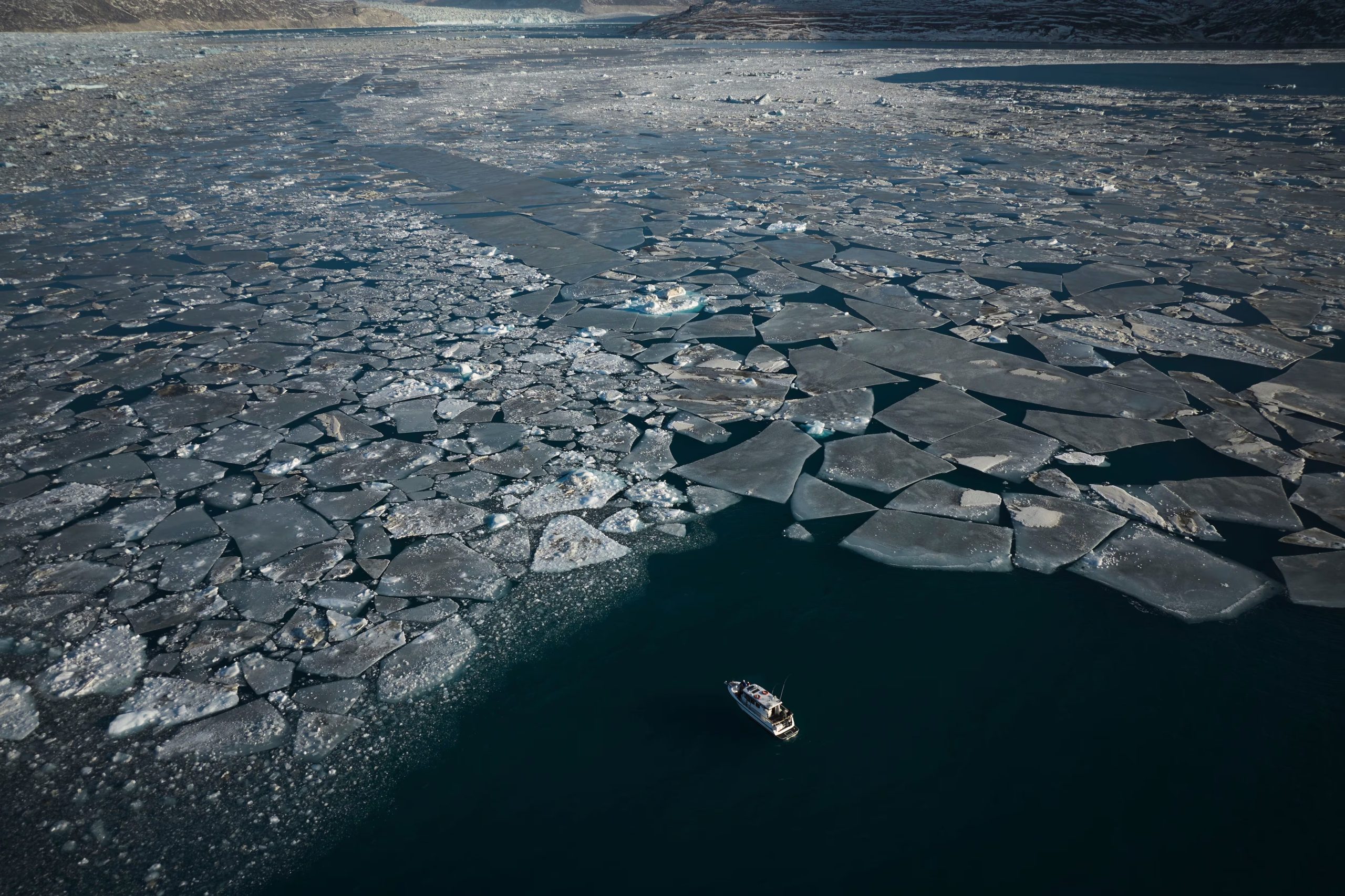 Trozos de hielo se desplazan por el mar en la isla Qoornoq, cerca de Nuuk, Groenlandia (AP/Emilio Morenatti, Archivo)