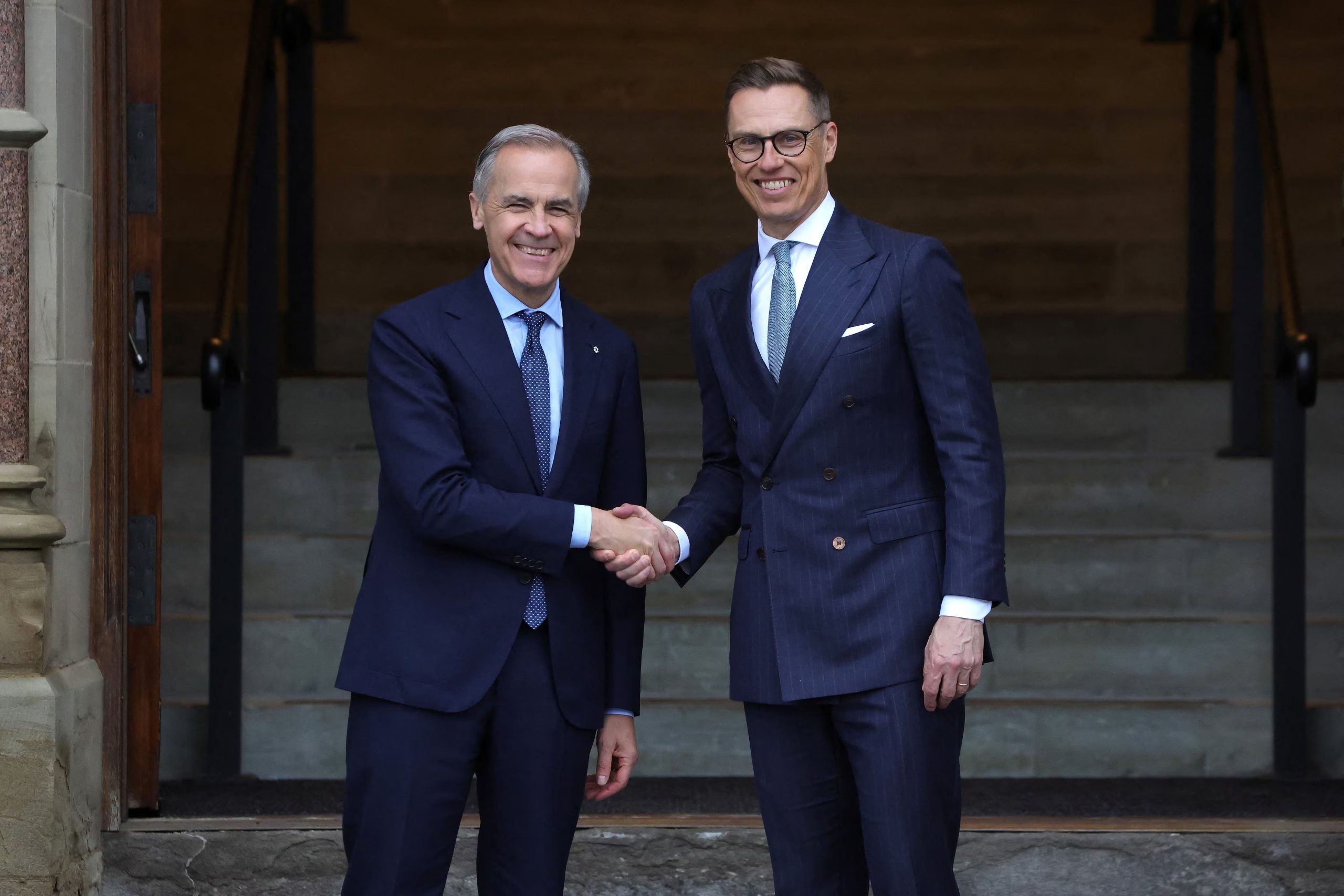 El primer ministro de Canadá, Mark Carney, estrecha la mano del presidente de Finlandia, Alexander Stubb, en Ottawa, Ontario, Canadá, el 14 de abril de 2026 (REUTERS/David Kawai)