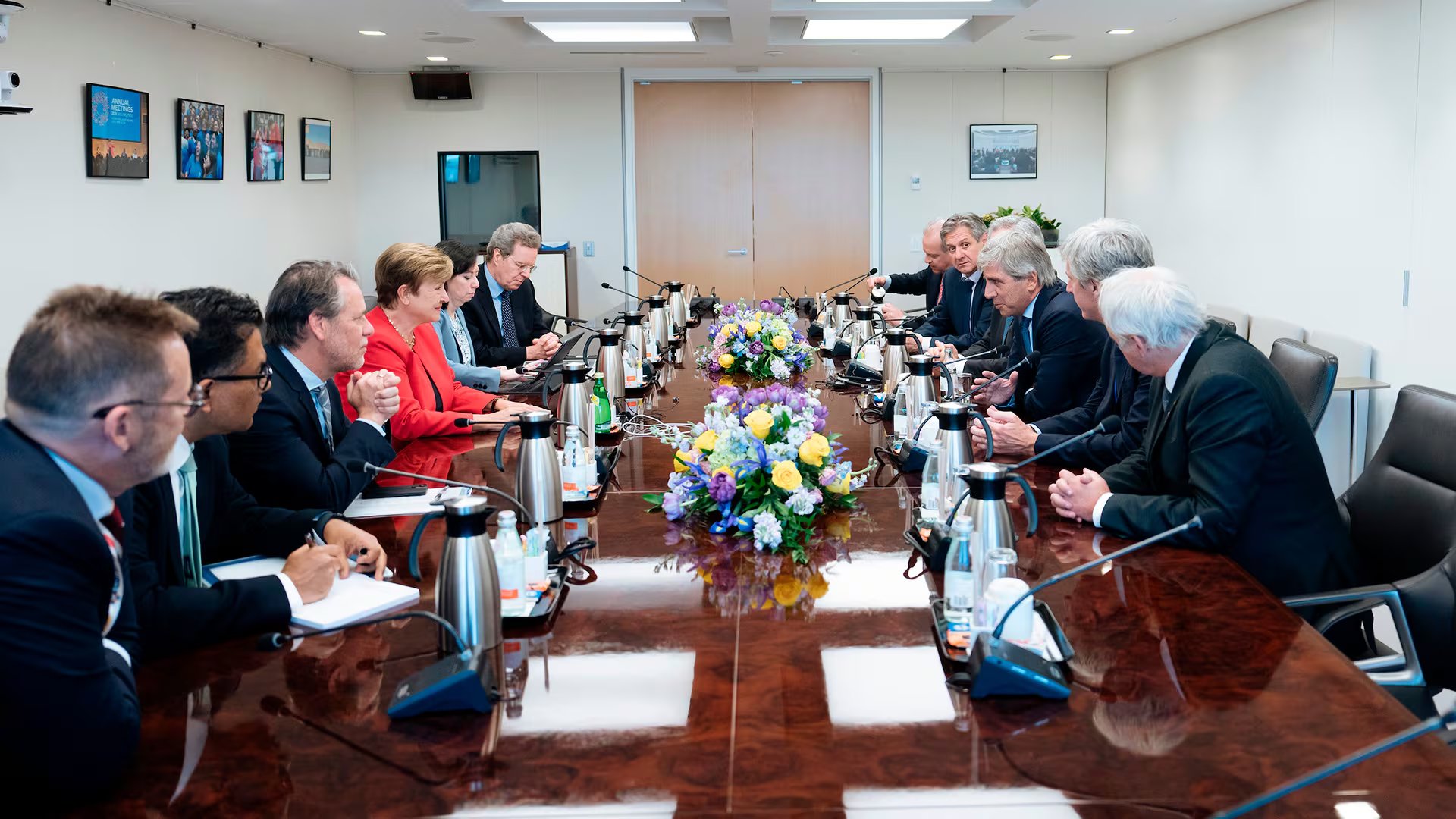 El ministro de Economía, Luis Caputo, destacó el trabajo del viceministro, José Luis Daza y del presidente del Banco Central, Santiago Bausili.