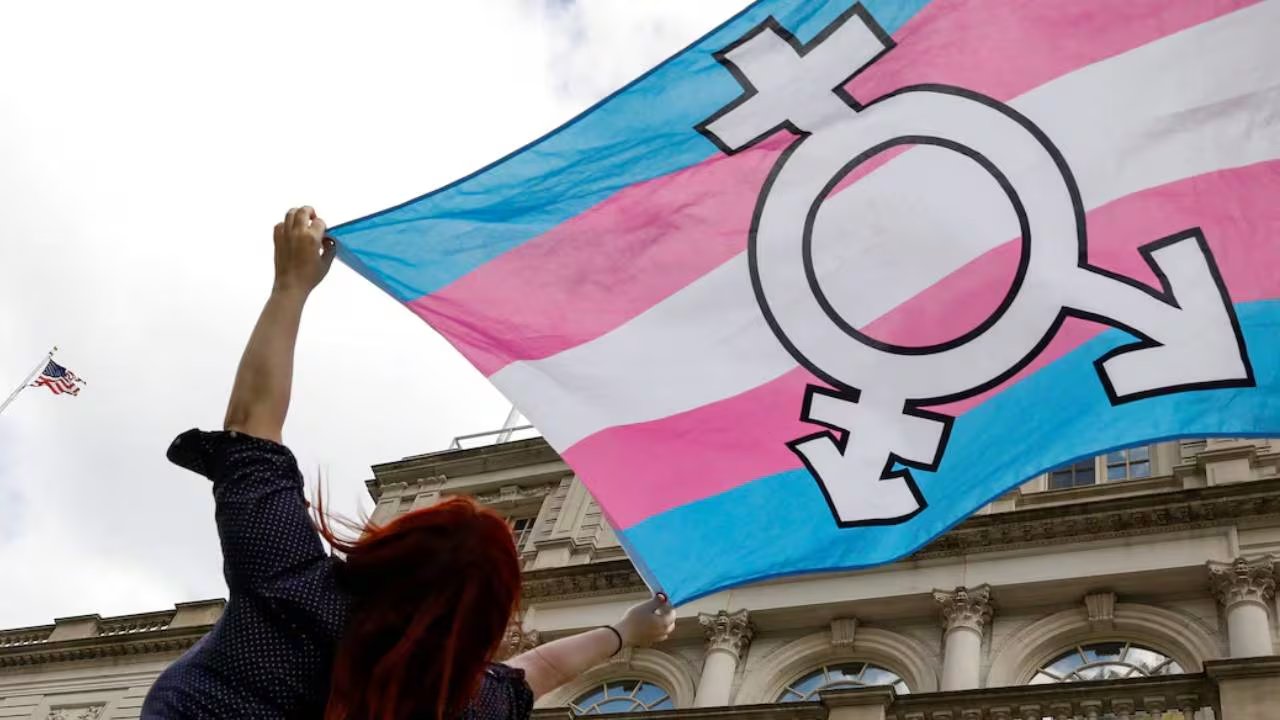 Por segundo año las trabajadoras sexuales trans fueron partícipes de la ceremonia del lavatorio de pies en el barrio Santa Fe en Bogotá - crédito Reuters