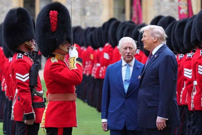 El presidente Donald Trump y el rey Carlos III de revista a la Guardia de Honor tras la llegada del americano al castillo de Windsor en septiembre de 2025. (Kirsty Wigglesworth/Pool via REUTERS)